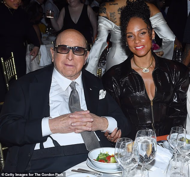 Samo prošli tjedan, Davis je viđen kako prisustvuje večeri i aukciji dodjele nagrada Zaklade Gordon Parks u NYC-u; gore prikazano s Aliciom Keys 19. svibnja