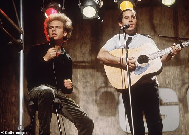 Davis je također pomogao u uspješnim karijerama Simona & Garfunkela, Andyja Williamsa i Barbre Streisand; Art Garfunkel i Paul Simon viđeni 1966