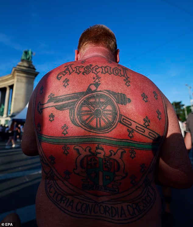 Navijač Arsenala viđen je u Budimpešti, u Mađarskoj, uoči međusobne utakmice protiv Paris St Germaina