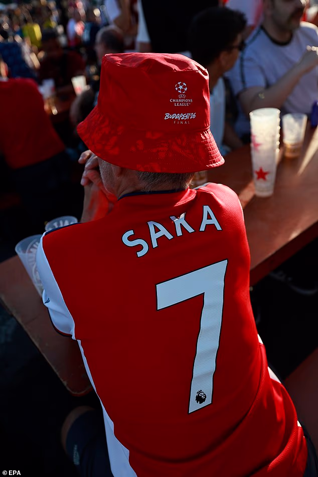 Navijač Arsenala prisustvuje festivalu UEFA Champions na Trgu heroja u Budimpešti u petak