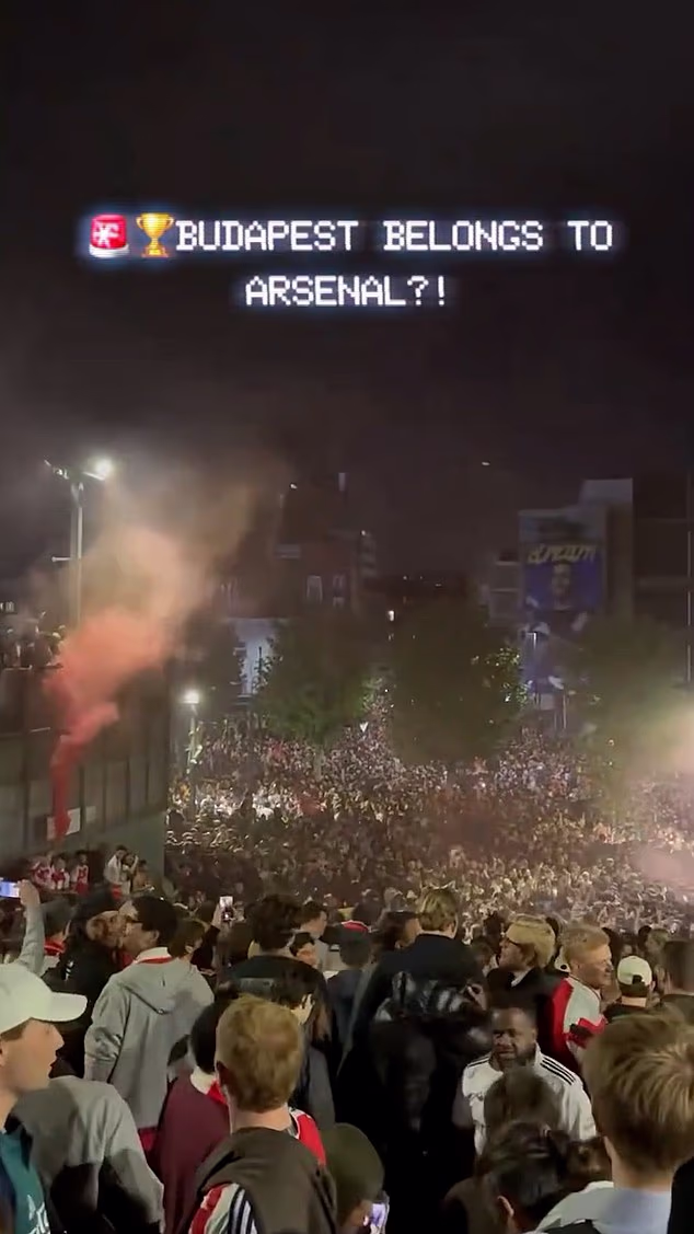 Tisuće navijača Arsenala okupilo se u petak navečer na ulicama Budimpešte uoči današnjeg finala
