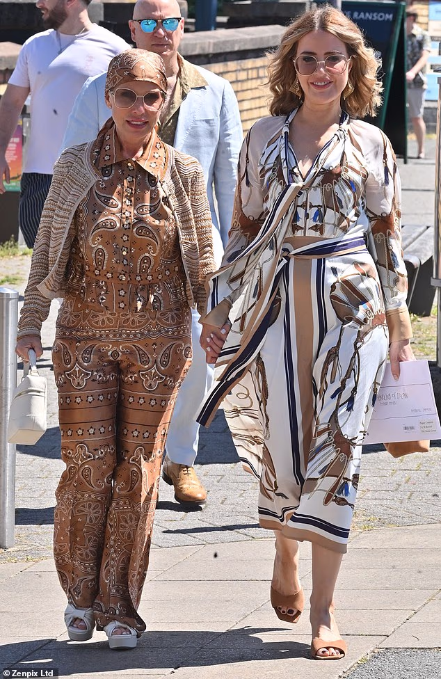 Također su bile prisutne Corrie kolegice Sue Devanney (L) i Sally Carman (R)