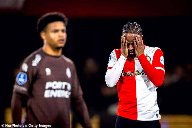 Prelazak u Feyenoord doživio je kritike na račun Sterlingovih nastupa u Nizozemskoj