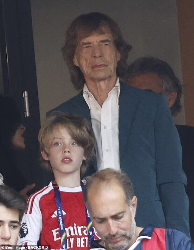 Mick je izgledao elegantno na tribinama u plavom blejzeru od brušene kože koji je stavio preko oštre bijele košulje