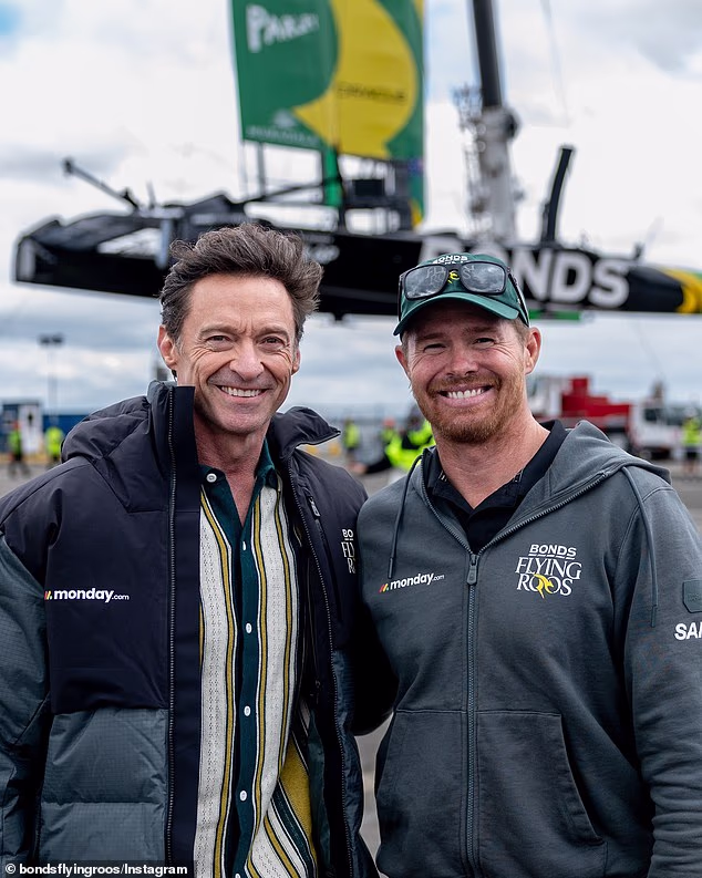 Hollywoodski teškaši ponovno se udružuju za novu dokumentarnu seriju Disney+ koja prati australski SailGP tim, Bonds Flying Roos, čiji su suvlasnici prijatelji s A liste. (Na slici: Hugh i australski olimpijski jedriličar Tom Slingsby)