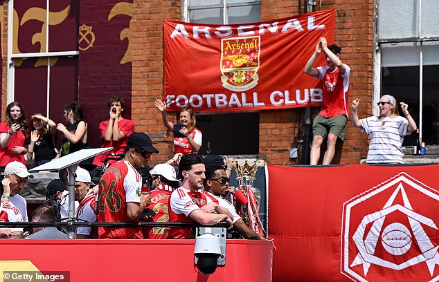 Declan Rice smjestio se na vrh autobusa, s tisućama obožavatelja poredanih ulicama