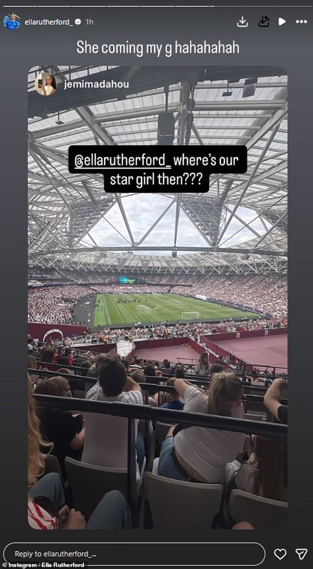 Djevojka GK Barryja Ella Rutherford također je bila prisutna kako bi podržala voditelja, podijelivši video svog partnera dok je gledala s tribina stadiona