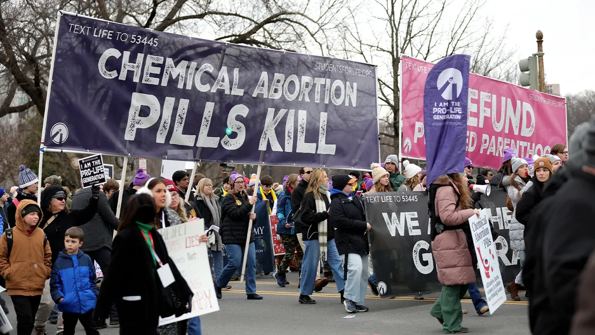 Prosvjednici protiv prava na pobačaj marširaju pored Vrhovnog suda u Washingtonu, DC