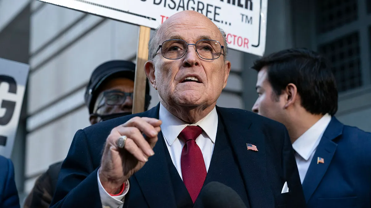 Giuliani ispred zgrade DC suda