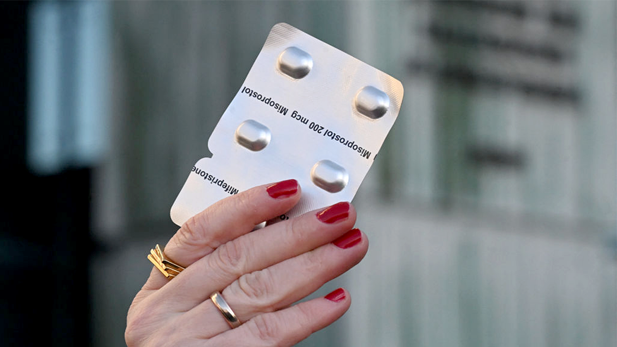 Paket tableta za pobačaj Misoprostol na bijeloj površini