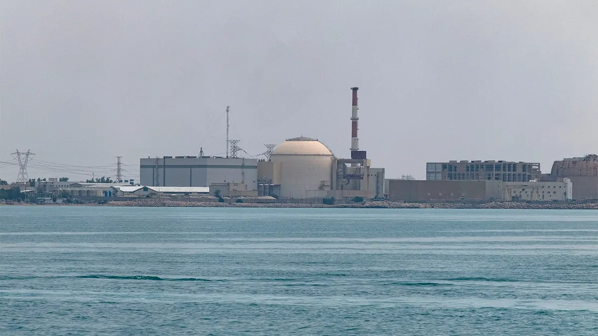 Pogled s oceana na prvu iransku nuklearnu elektranu.