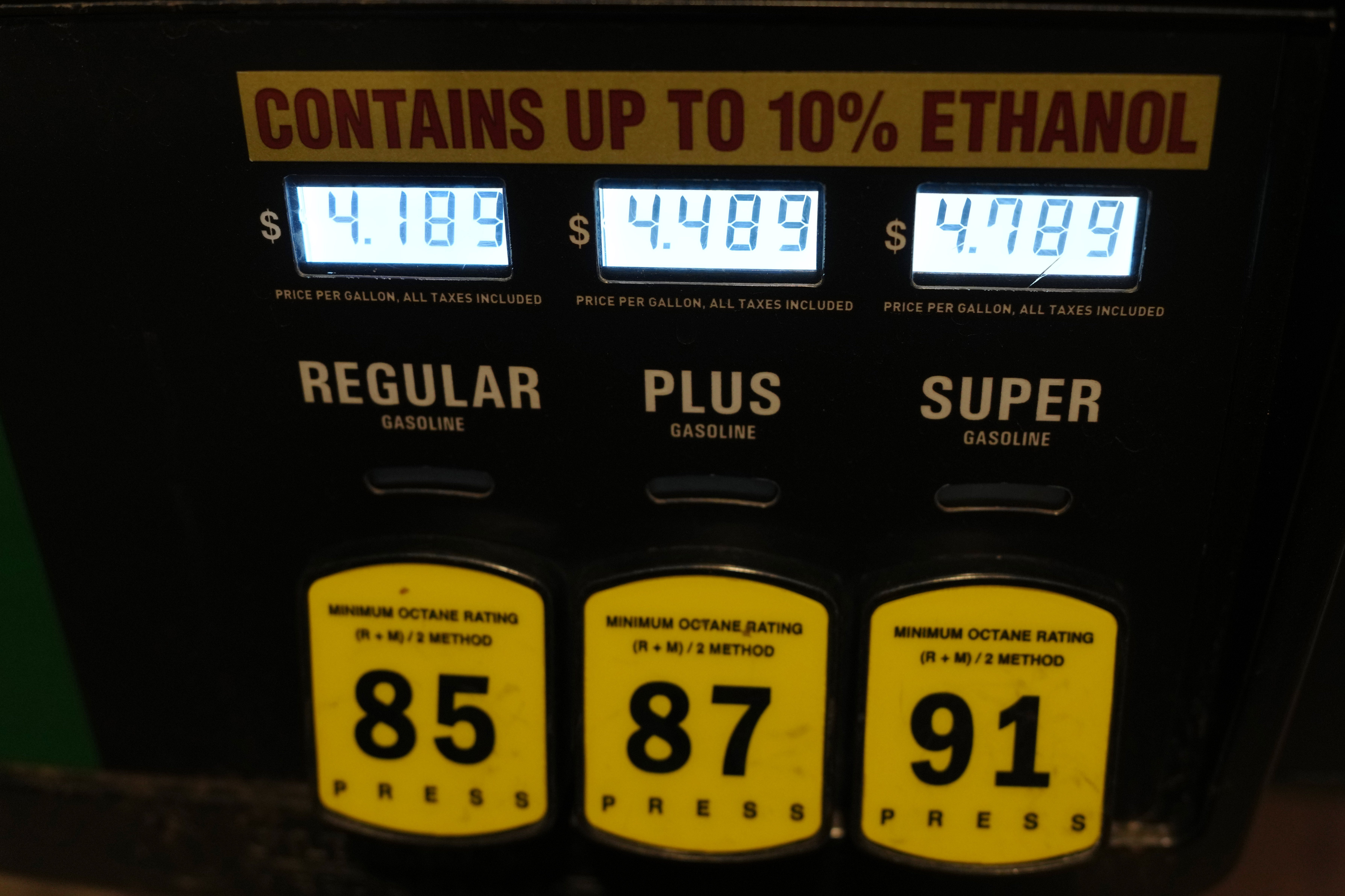 Cijene su prikazane elektronički uz vrste benzina dostupne na pumpi u trgovini Buc-ee's u četvrtak, 7. svibnja 2026., u Johnstownu, Colorado. Cijene plina rastu u SAD-u povezane s Trumpovim ratom s Iranom