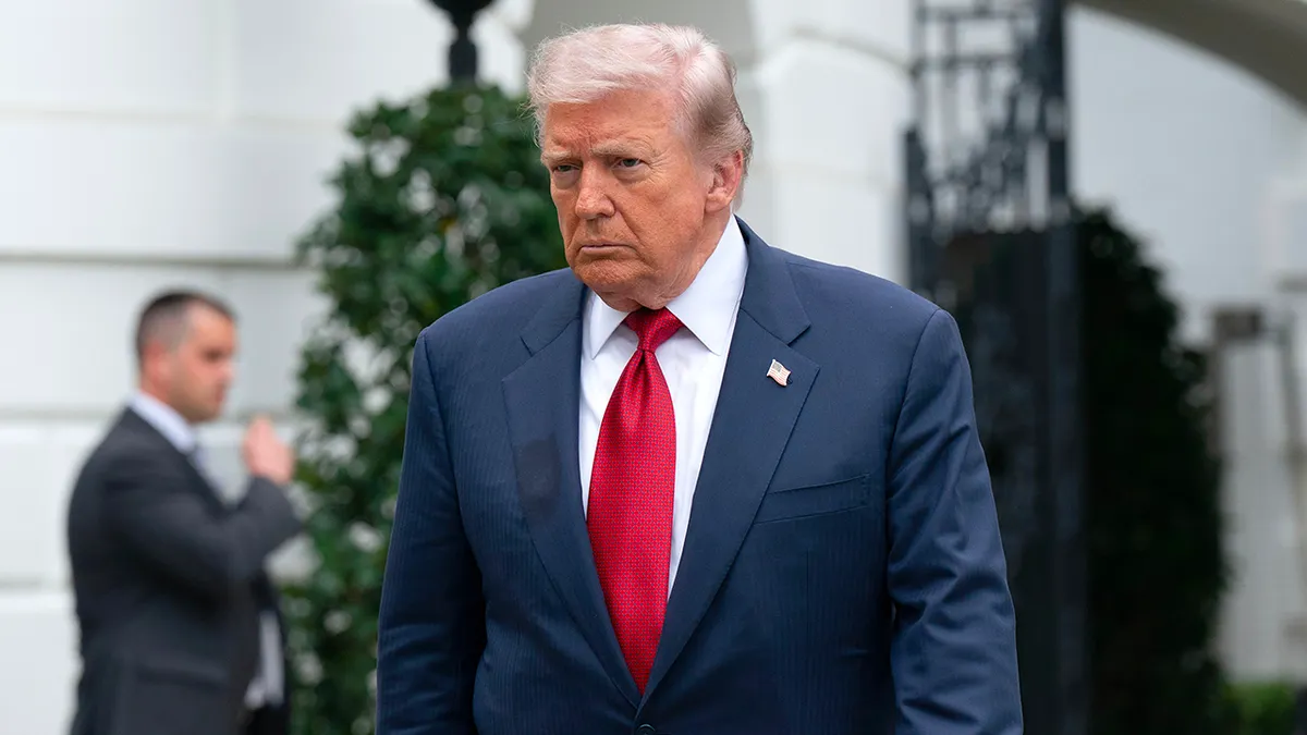 Predsjednik Donald Trump šeće južnom tratinom Bijele kuće
