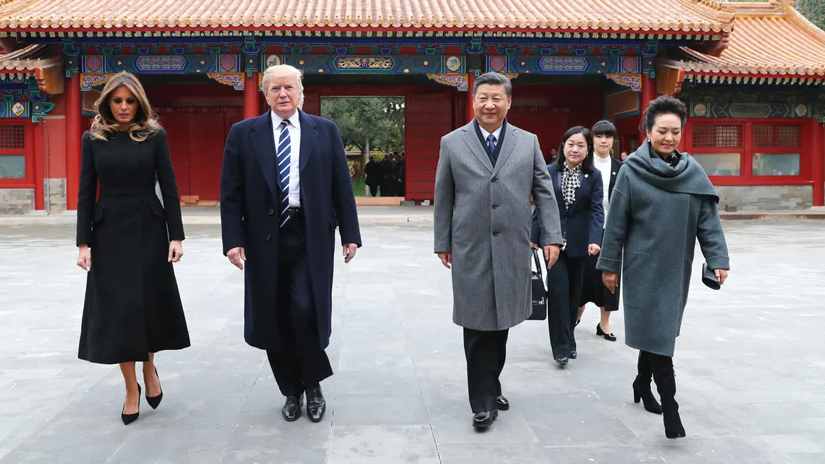 Kineski predsjednik Xi Jinping i supruga Peng Liyuan dočekuju američkog predsjednika Donalda Trumpa i suprugu Melaniju Trump u Zabranjenom gradu u Pekingu