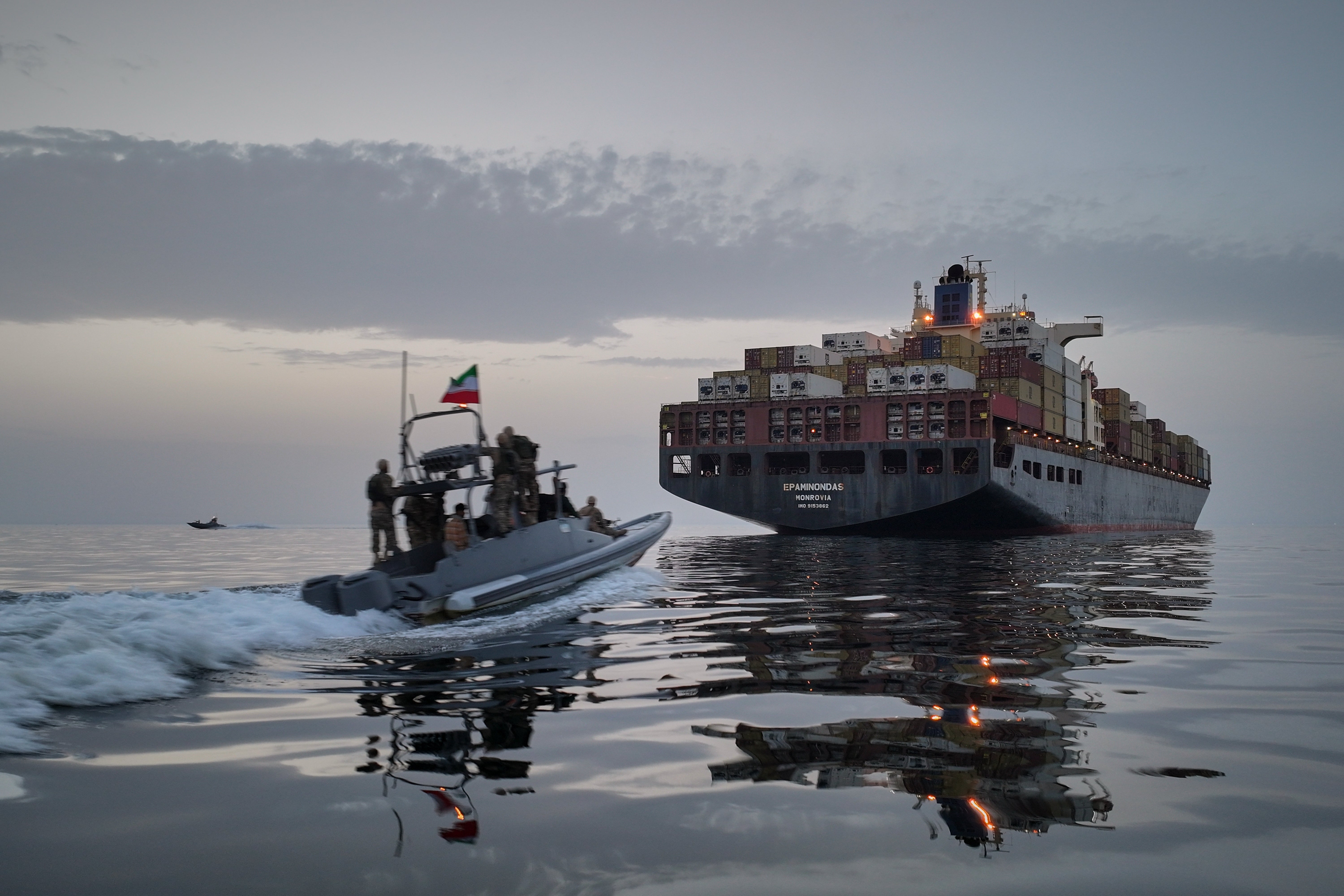 Na ovoj fotografiji koju je novinska agencija Tasnim objavila 24. travnja, gliser Mornarice revolucionarne garde (IRGC) približava se teretnom brodu Epaminondas tijekom onoga što su državni mediji opisali kao zapljenu jednog od dva plovila optužena za prekršaje u Hormuškom tjesnacu,