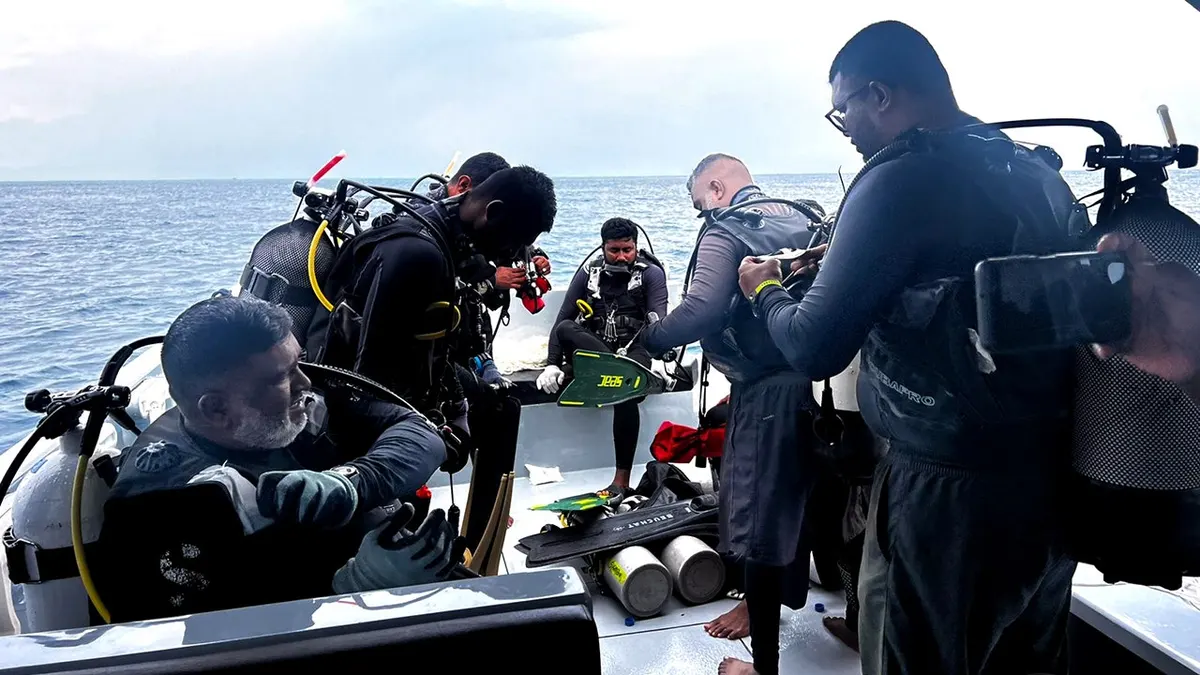 Ronioci se pripremaju na brodu u blizini otoka Alimathaa na Maldivima