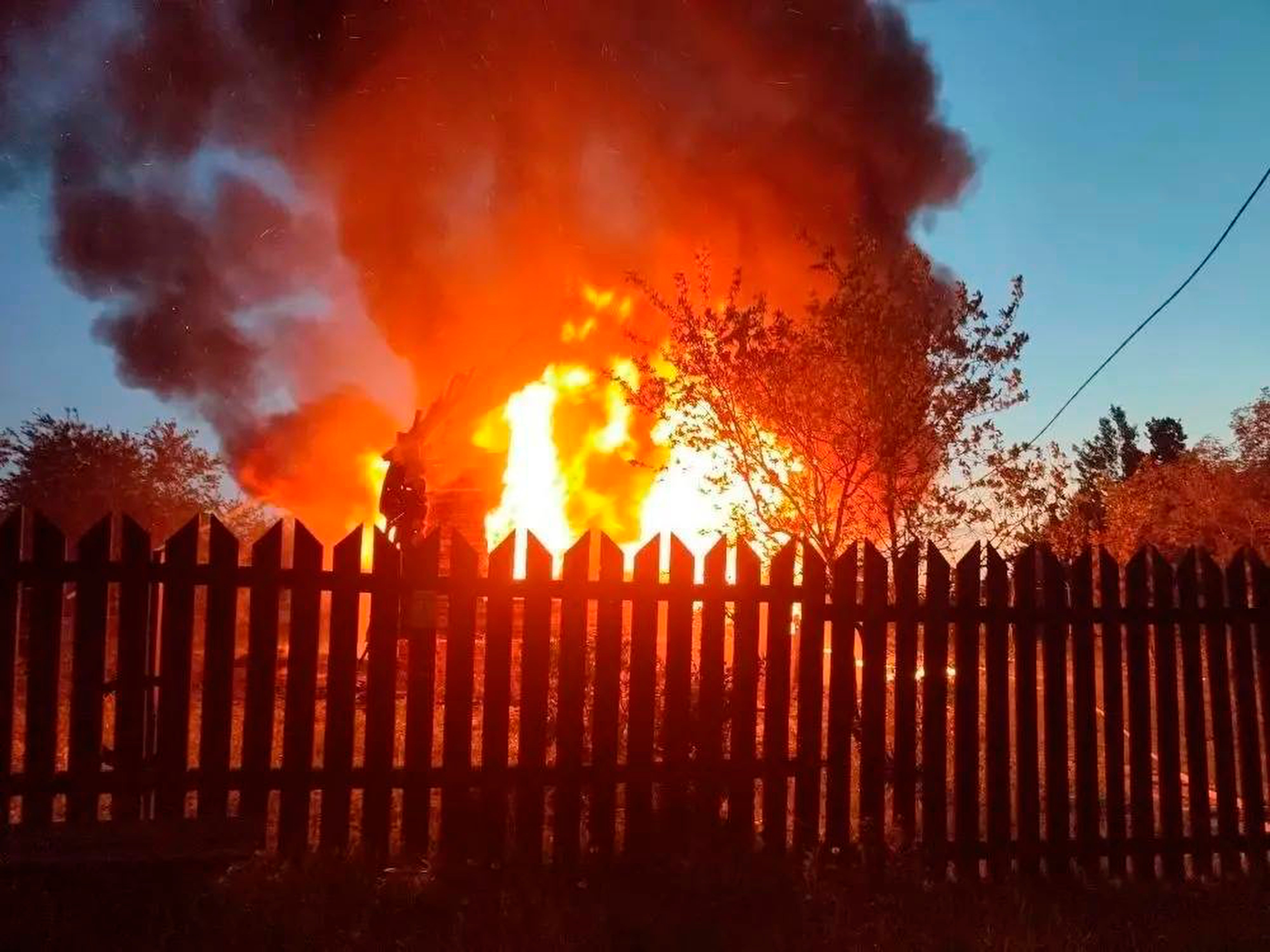 Kuća u plamenu nakon ukrajinskog napada u Khimkiju, nedaleko od Moskve u nedjelju