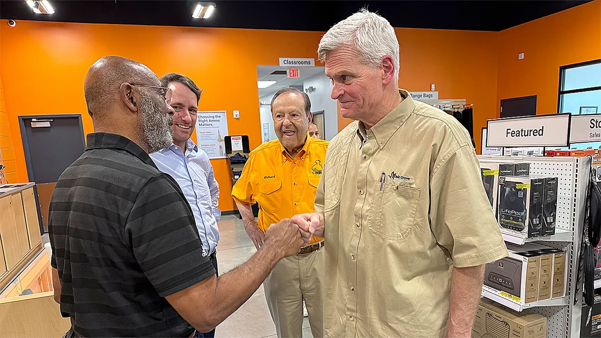 Senator Bill Cassidy šakom udari pristašu u trgovini oružjem i streljani u Baton Rougeu