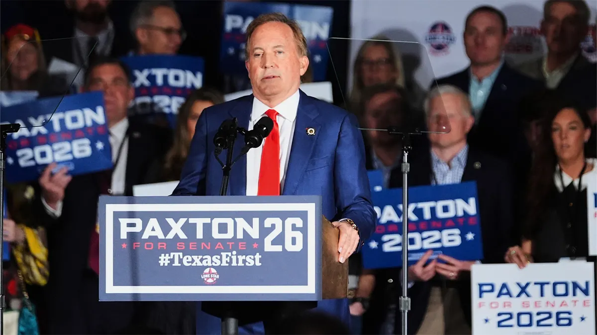 Teksaški državni odvjetnik Ken Paxton govori na noćnoj stranci predizborne zabave u Dallasu