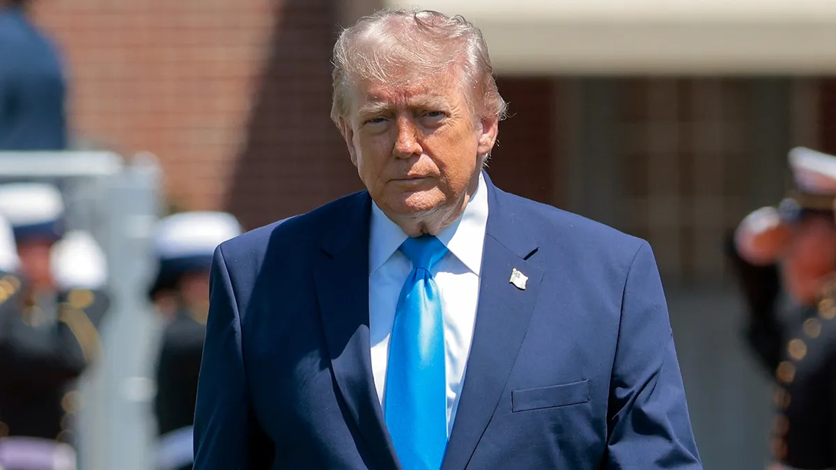 Predsjednik Donald Trump dolazi na ceremoniju početka Akademije obalne straže Sjedinjenih Država