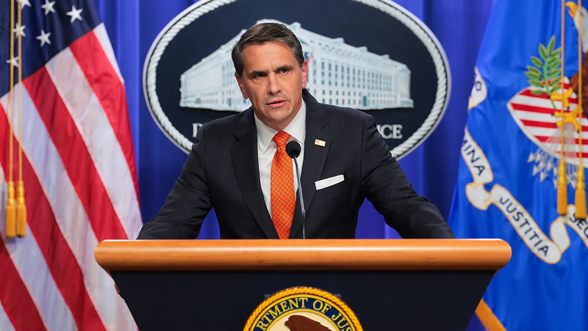 Vršitelj dužnosti državnog odvjetnika Todd Blanche govori na konferenciji za novinare u Washingtonu, DC