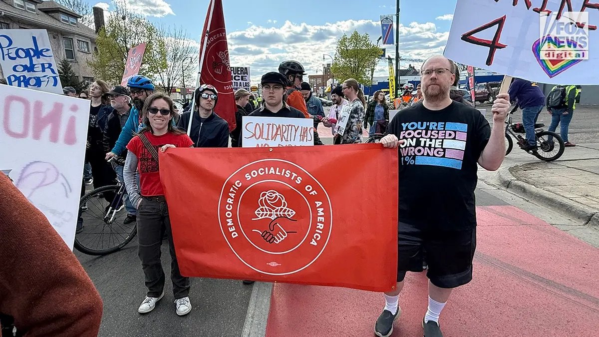 Znak Demokratskih socijalista Amerike koji drže prosvjednici na skupu u Minneapolisu