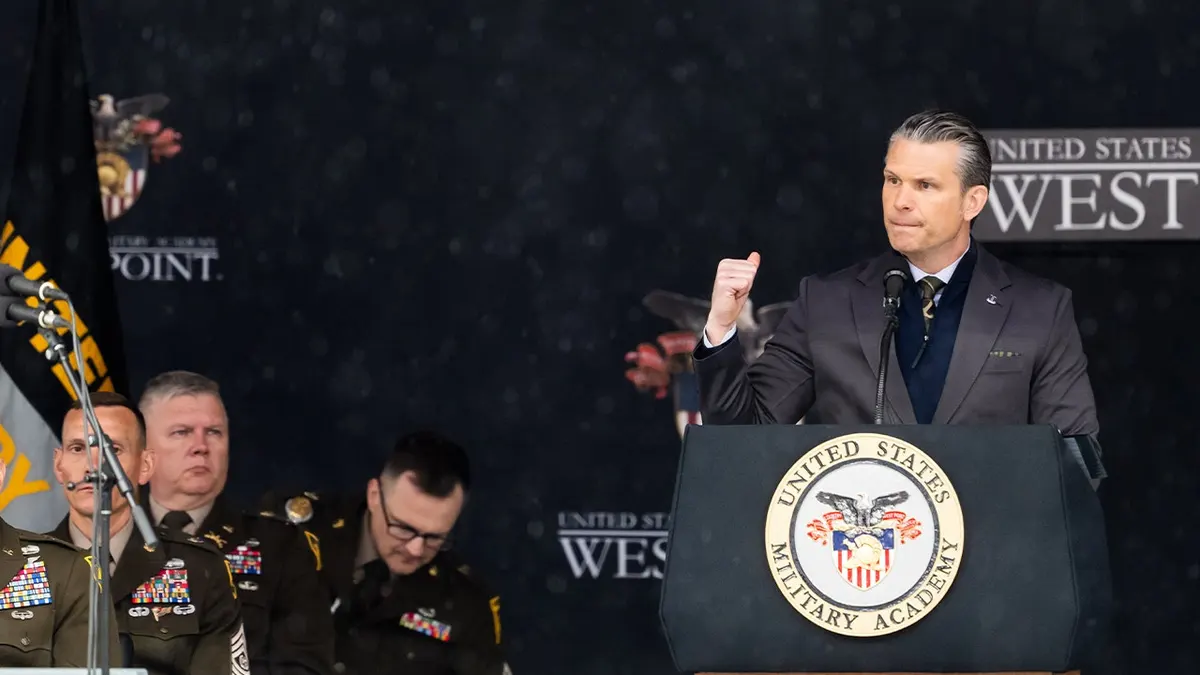 Američki ministar rata Pete Hegseth govori kadetima koji su maturirali