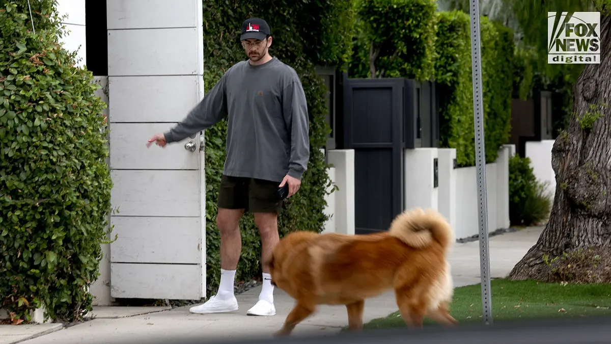 Hasan Piker stoji ispred svoje kuće u West Hollywoodu