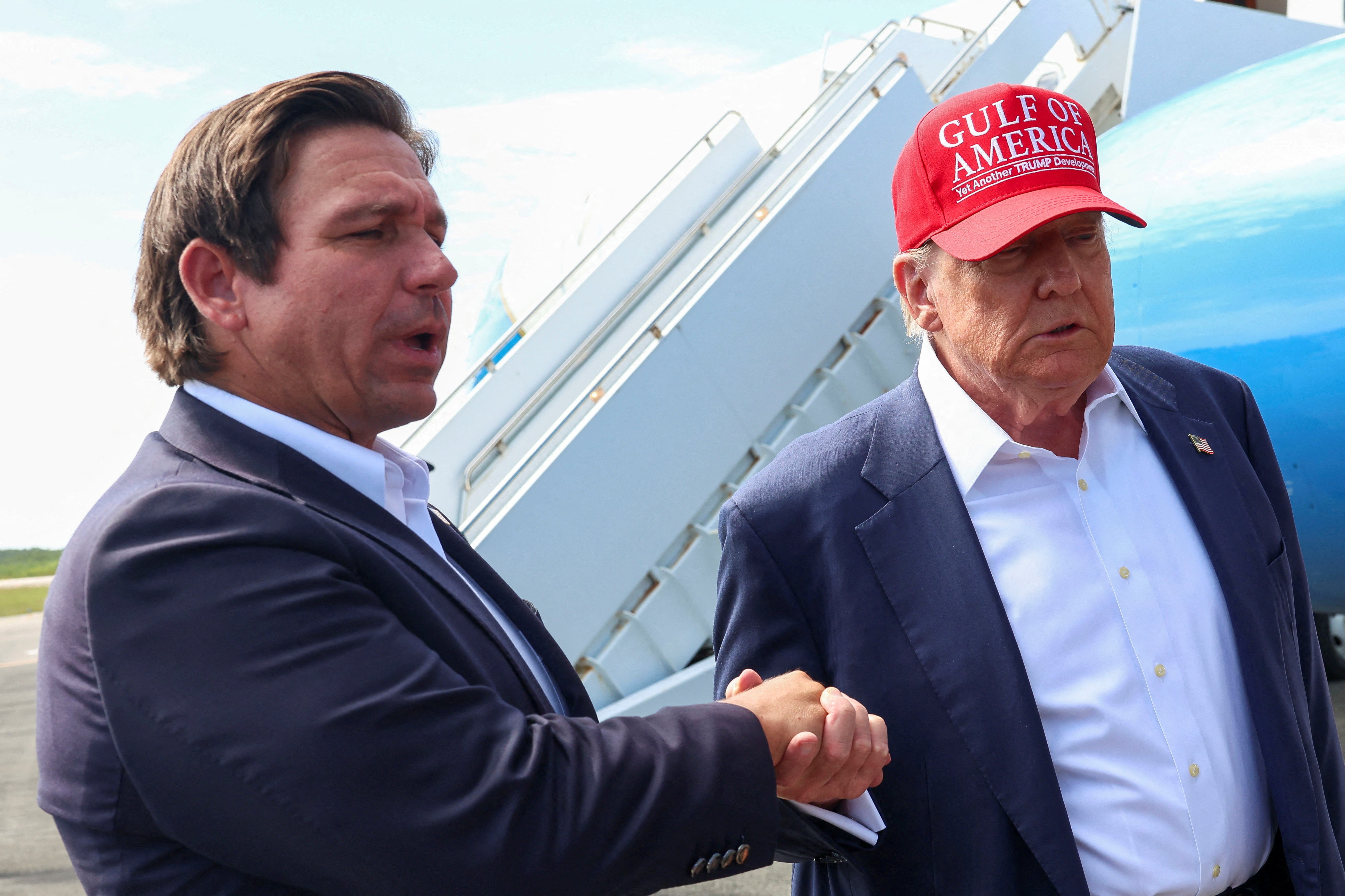 Guverner Floride Ron DeSantis predao je predsjedniku Donaldu Trumpu kada je potpisao novu kartu koja je sadržavala četiri nova republikanska okruga.