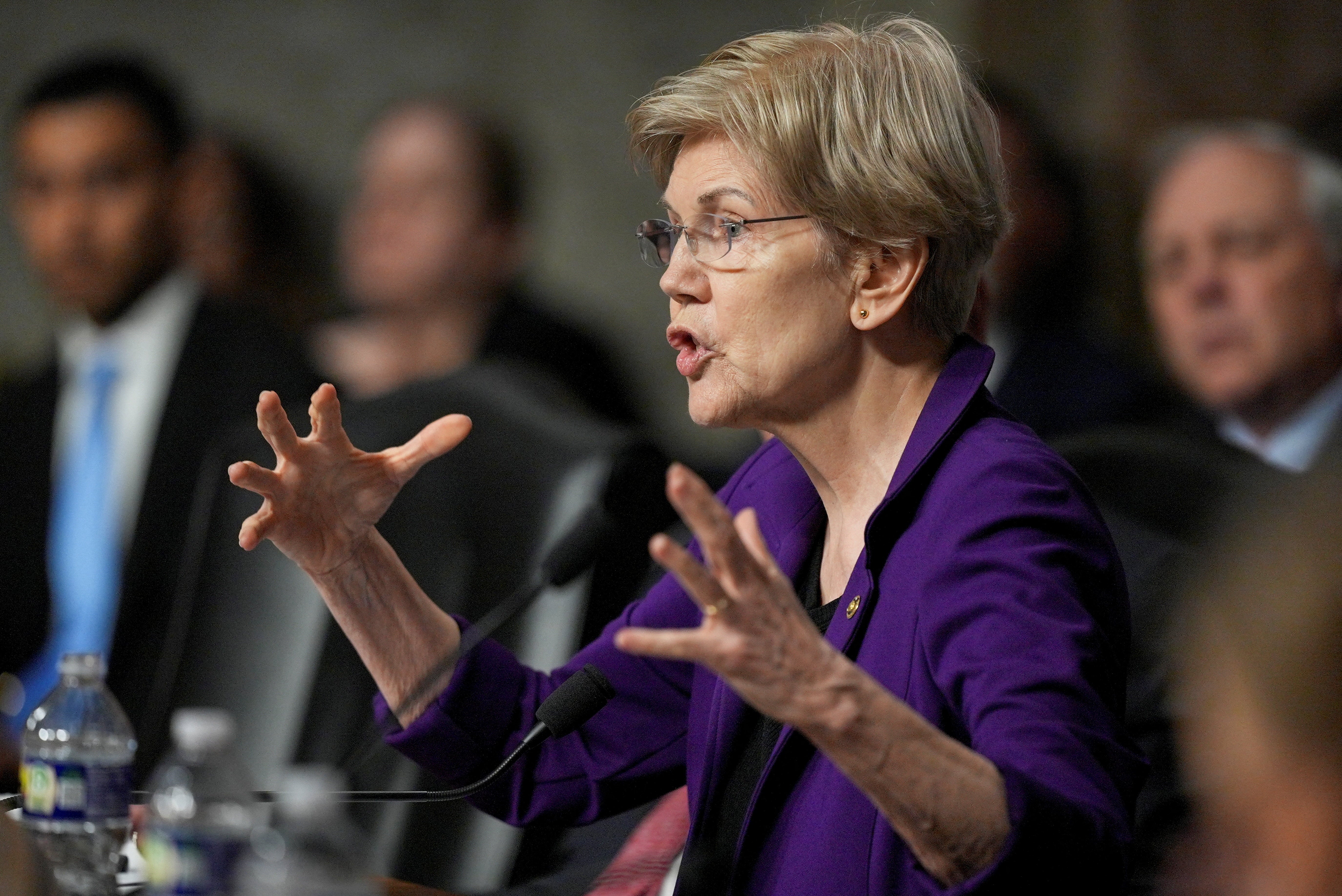Demokratska senatorka iz Massachusettsa Elizabeth Warren traži odgovore o vojnom osoblju koje navodno koristi aplikacije za klađenje kako bi profitiralo od insajderskih saznanja