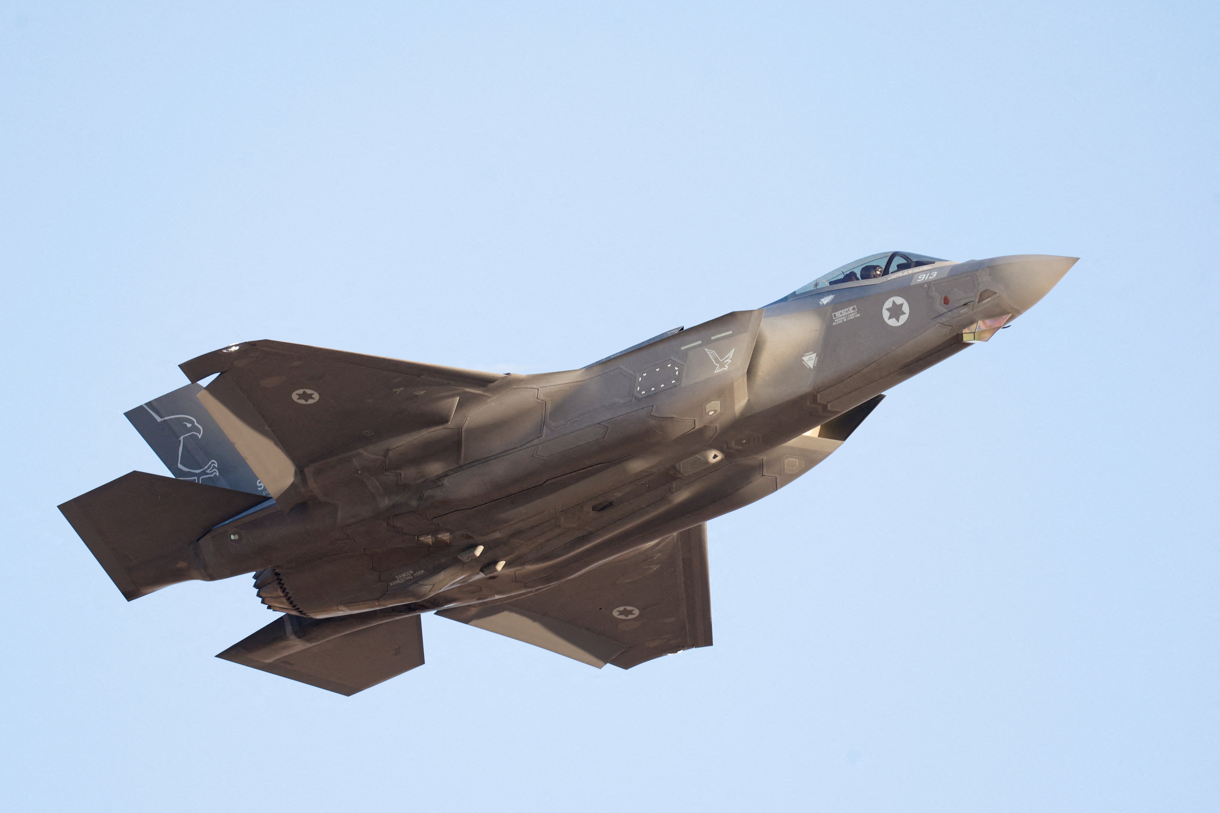 Borbeni avion F-35 leti tijekom ceremonije dodjele diploma pilotima izraelskih zračnih snaga u zračnoj bazi Hatzerim, u južnom Izraelu, 29. lipnja 2023.