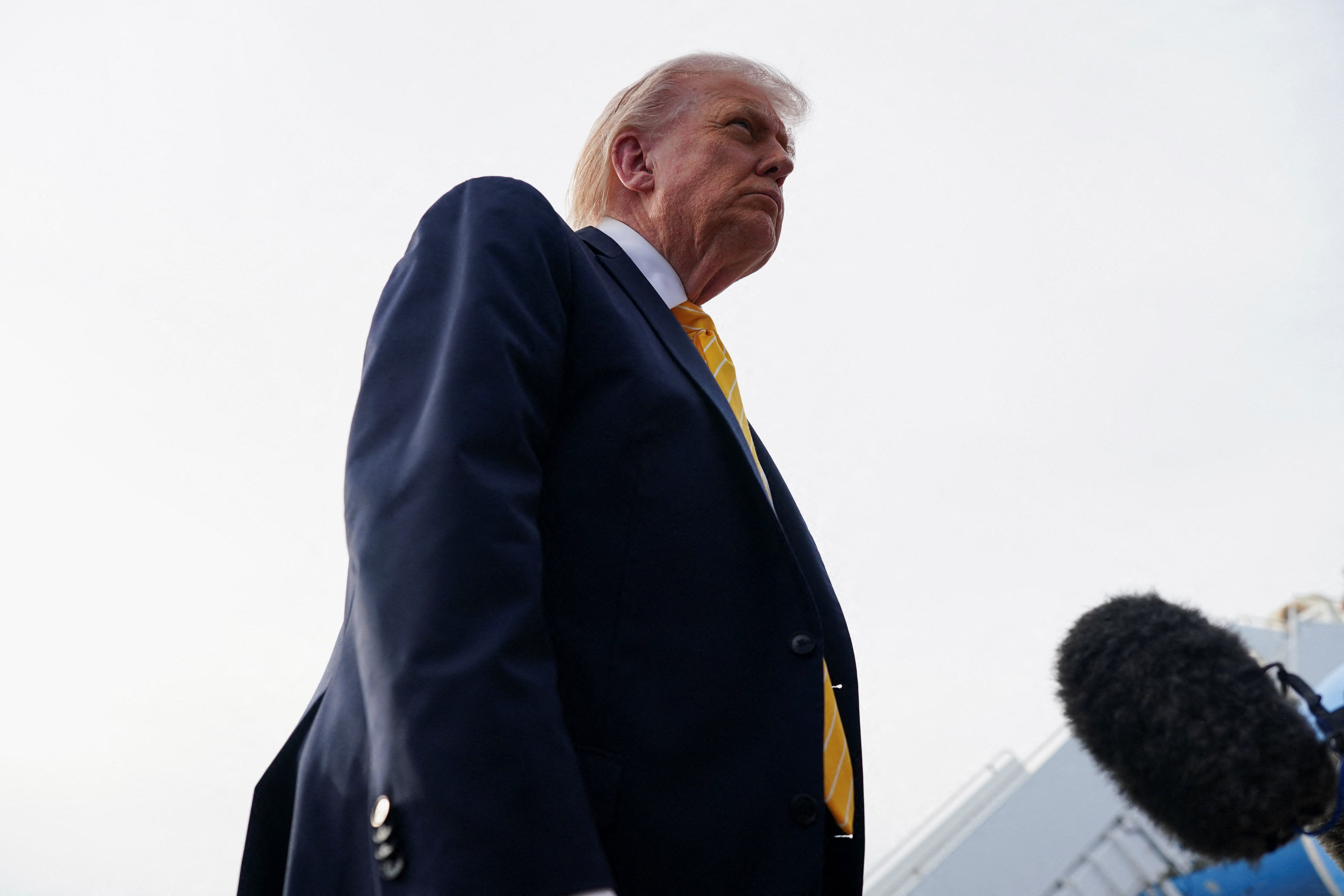 Američki predsjednik Donald Trump razgovara s medijima prije ulaska u Air Force One za polazak u Miami na Floridi
