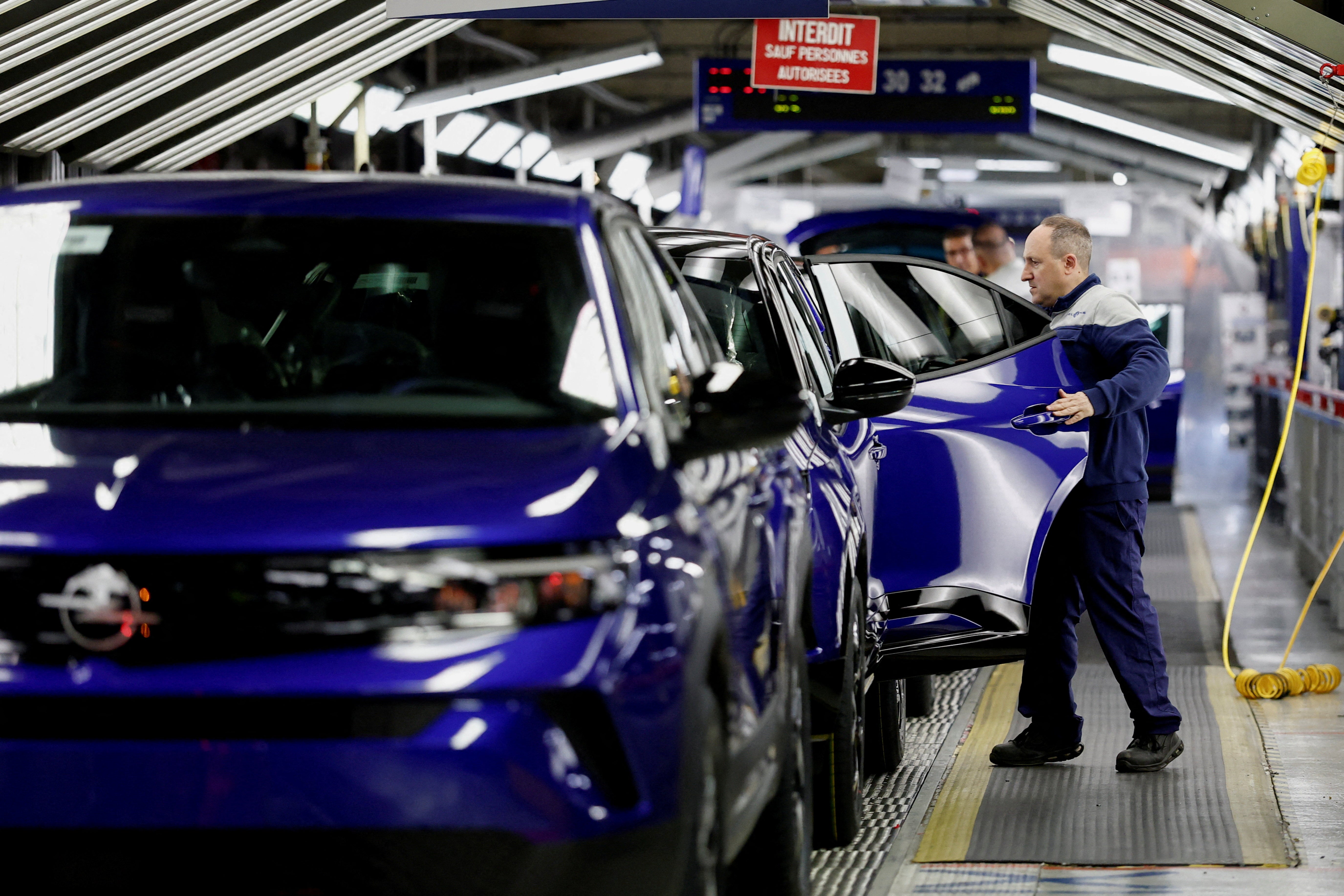 Radnik pregledava sportsko terensko vozilo Opel Mokka (SUV) na proizvodnoj liniji u tvornici automobila Stellantis u Poissyju, blizu Pariza, Francuska