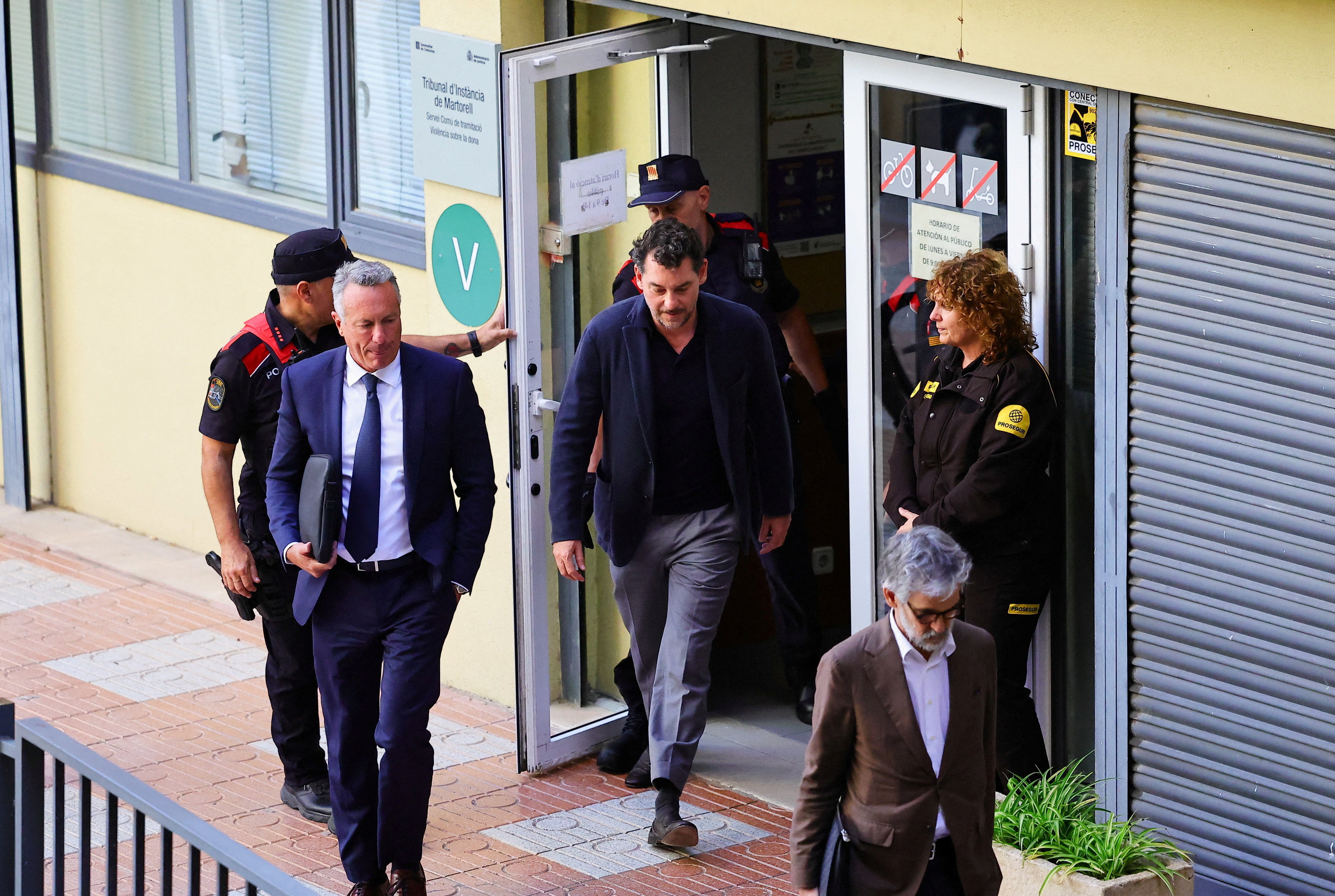Jonathan Andic napušta zgradu suda nakon što je položio jamčevinu