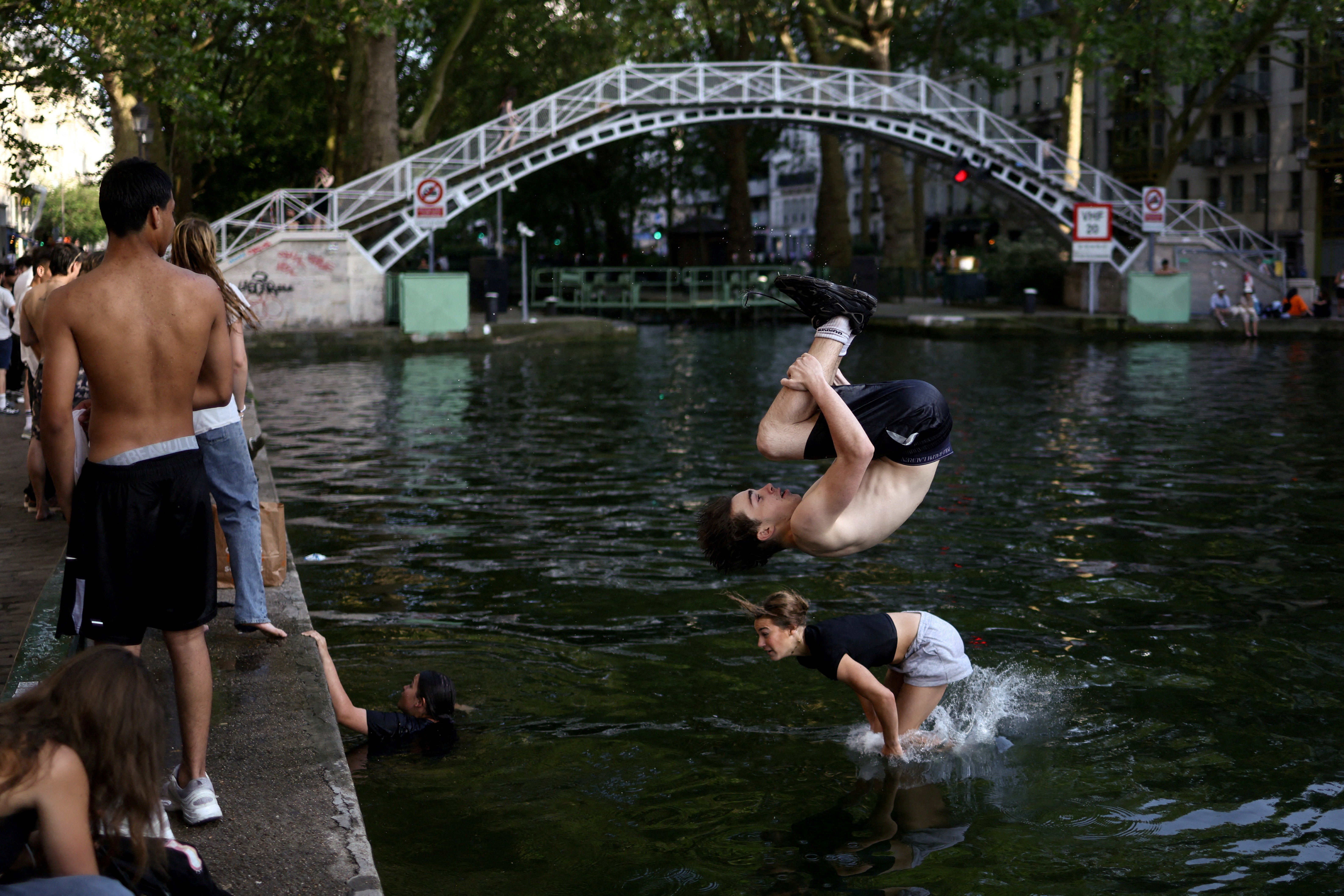 Ljudi skaču u kanal Saint-Martin usred toplinskog vala u Parizu u četvrtak