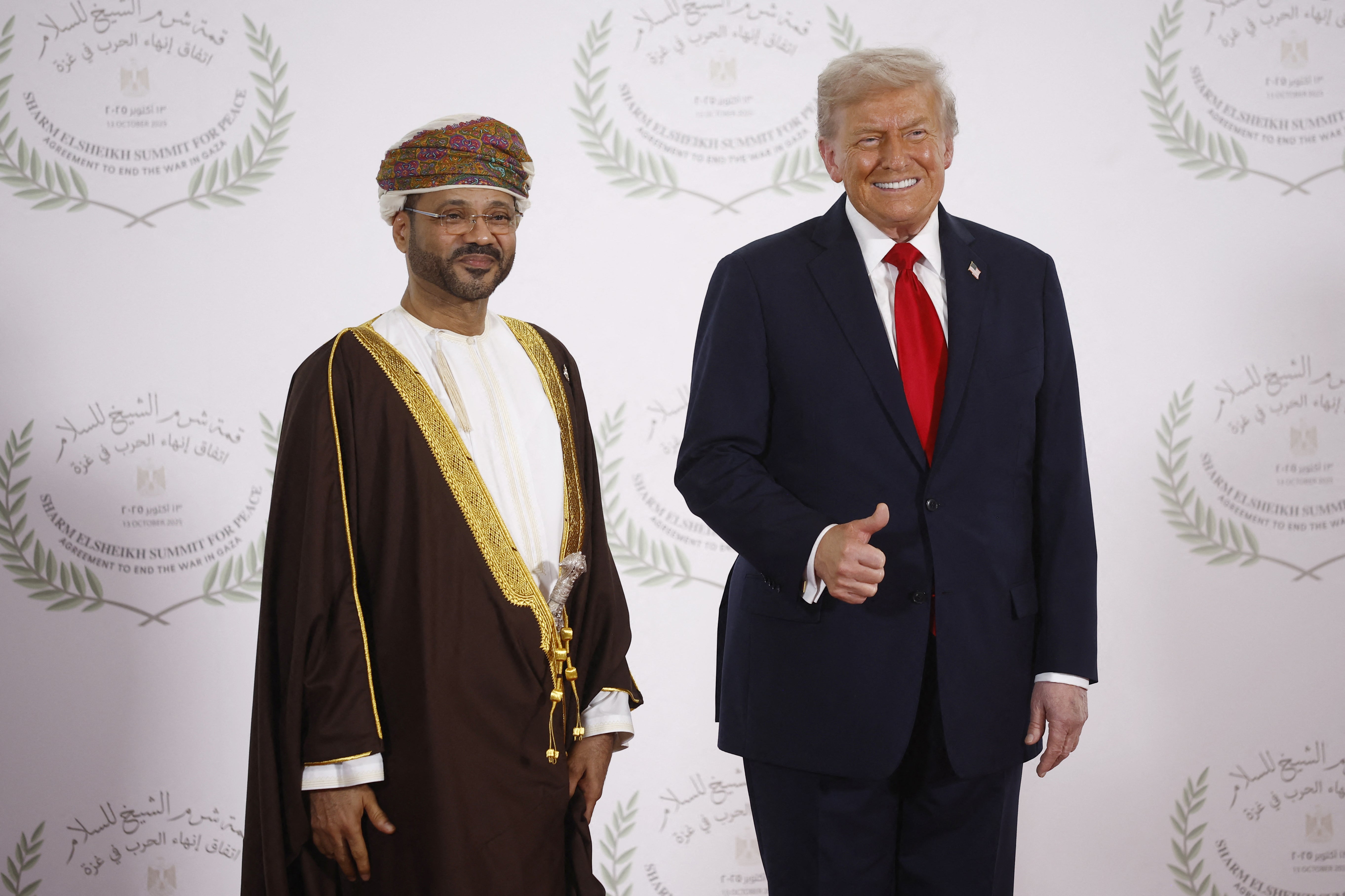 Omanski ministar vanjskih poslova Sayyid Badr Albusaidi (L) i američki predsjednik Donald Trump poziraju tijekom samita o Gazi u Sharm el-Sheikhu 13. listopada 2025.