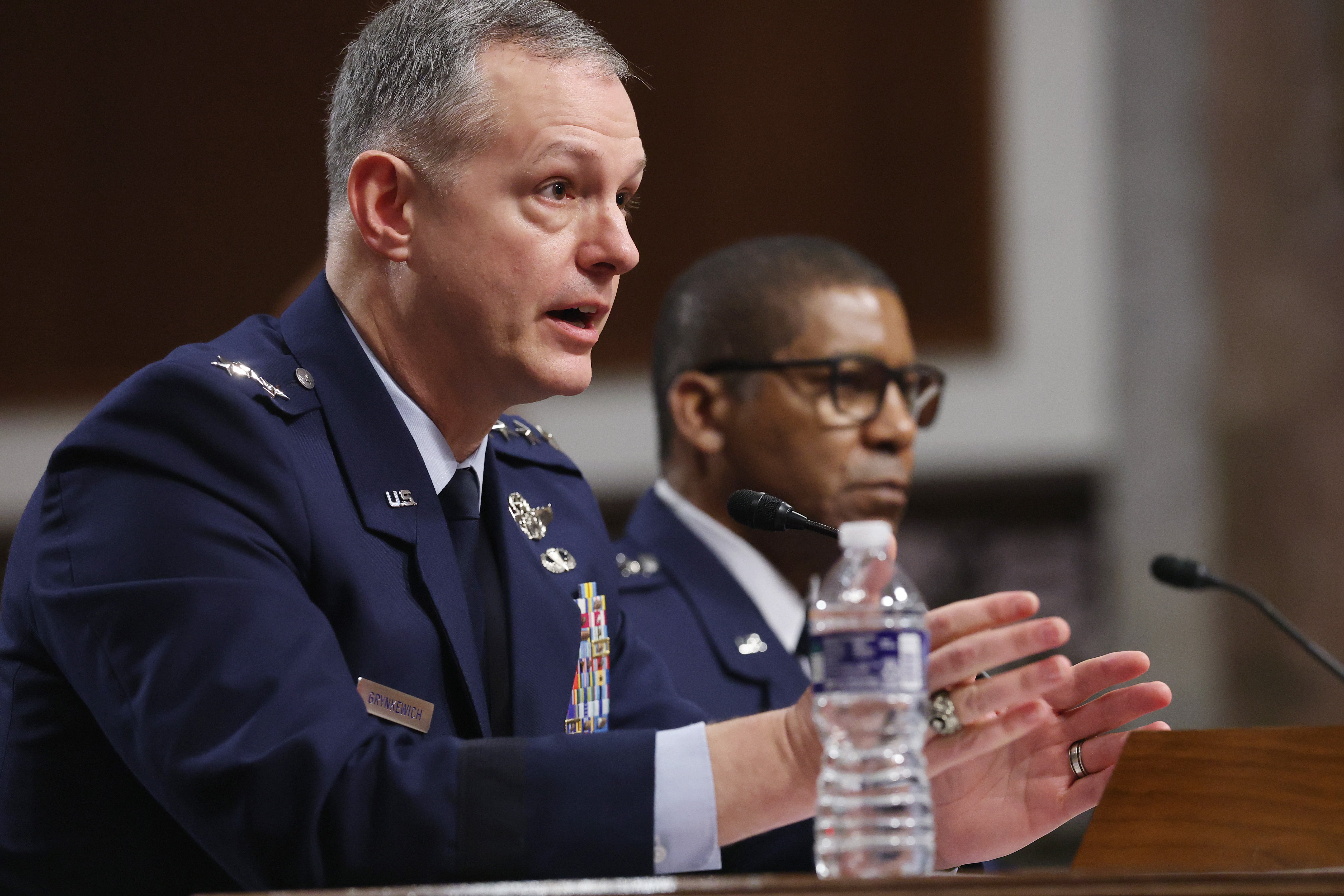 General Alexus G. Grynkewich, vrhovni zapovjednik savezničkih snaga u Europi (SACEUR) govori tijekom saslušanja s odborom Senata za oružane snage u uredskoj zgradi Senata Dirksen 12. ožujka 2026. u Washingtonu, DC.