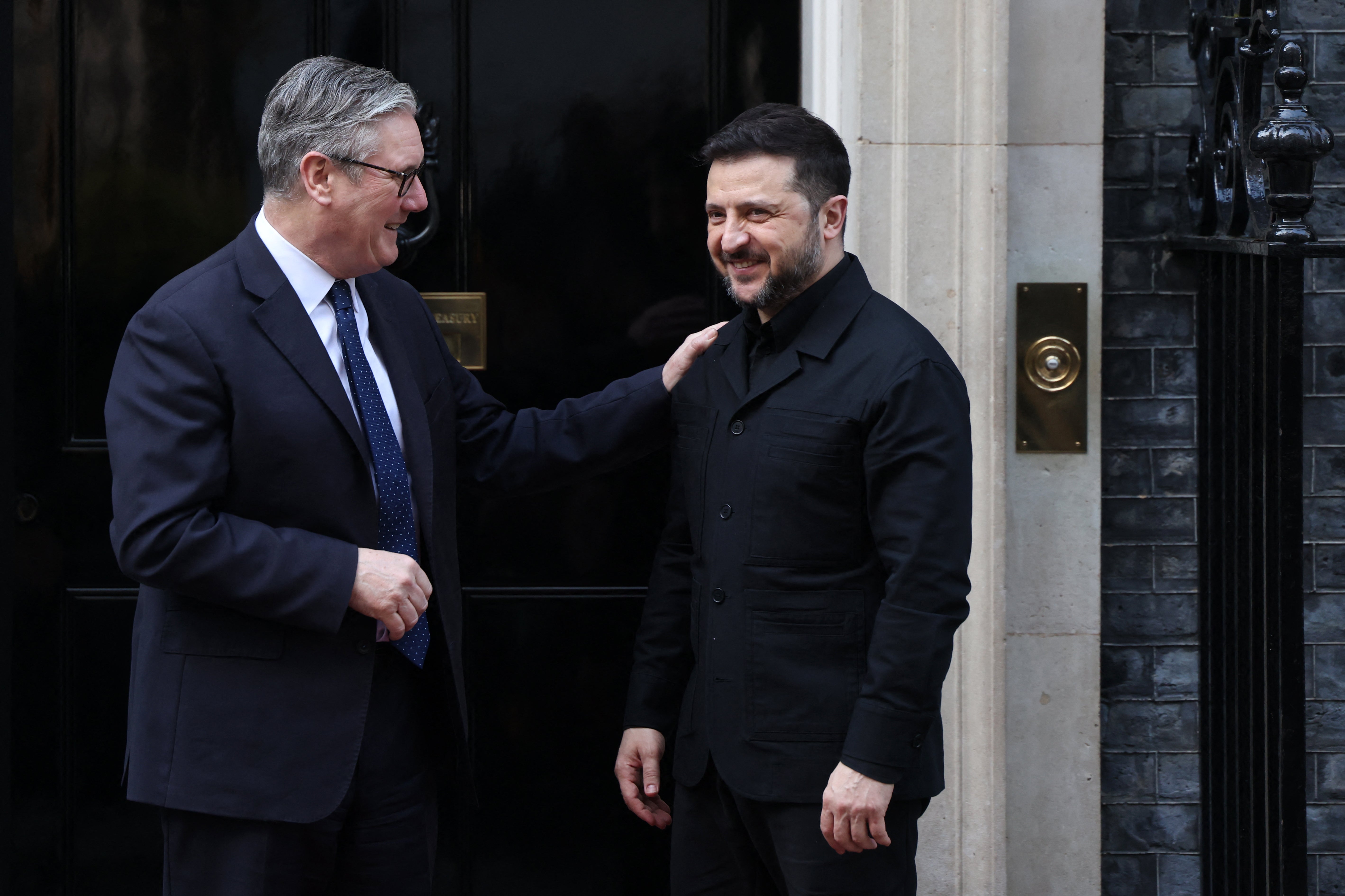 Keir Starmer dočekuje Volodymyra Zelenskog po njegovom dolasku u Downing Street 10, u središtu Londona, 17. ožujka 2026.