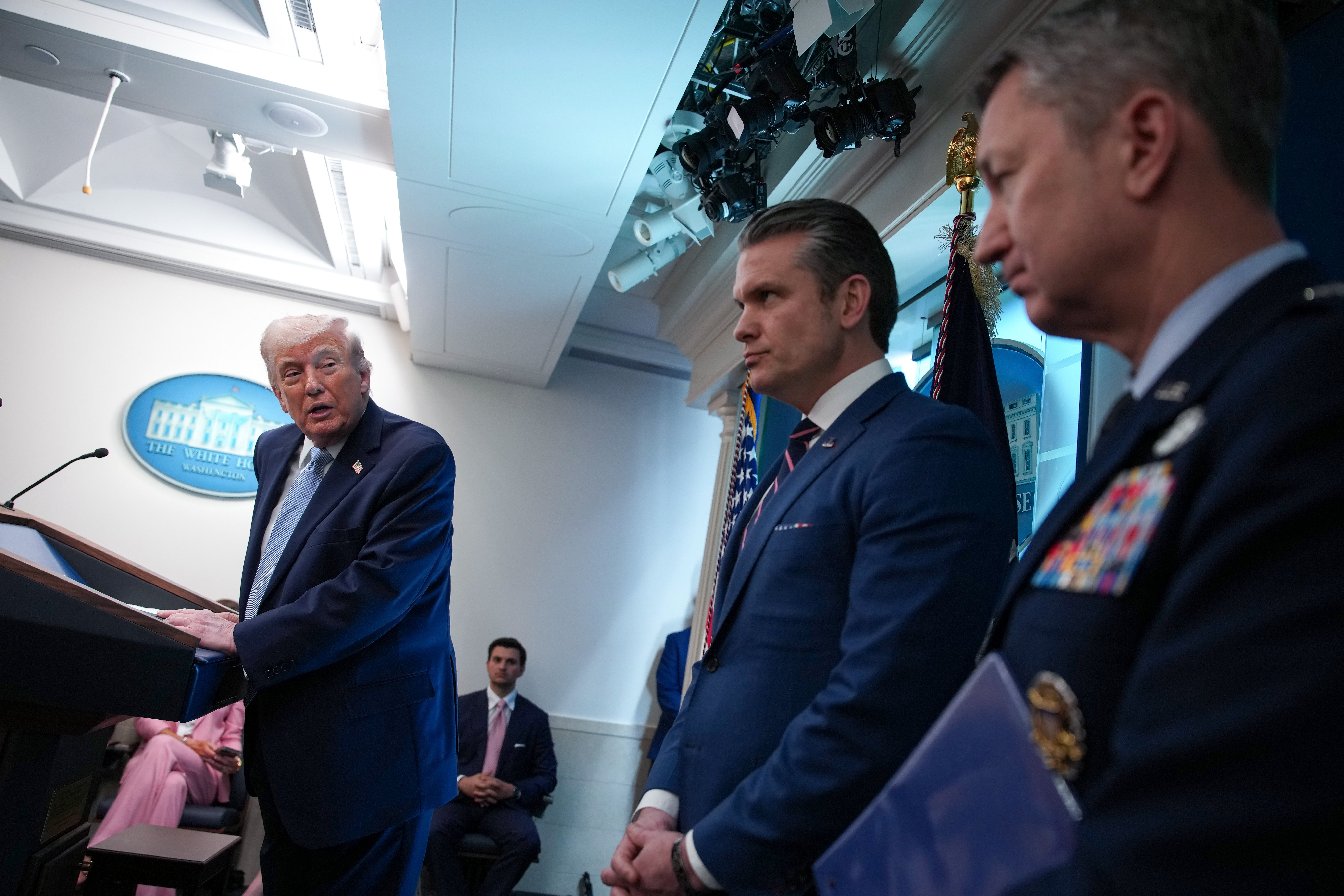 Trump odgovara na pitanja zajedno s američkim ministrom rata Peteom Hegsethom (C) i načelnikom Združenog stožera generalom Danom Caineom tijekom konferencije za novinare