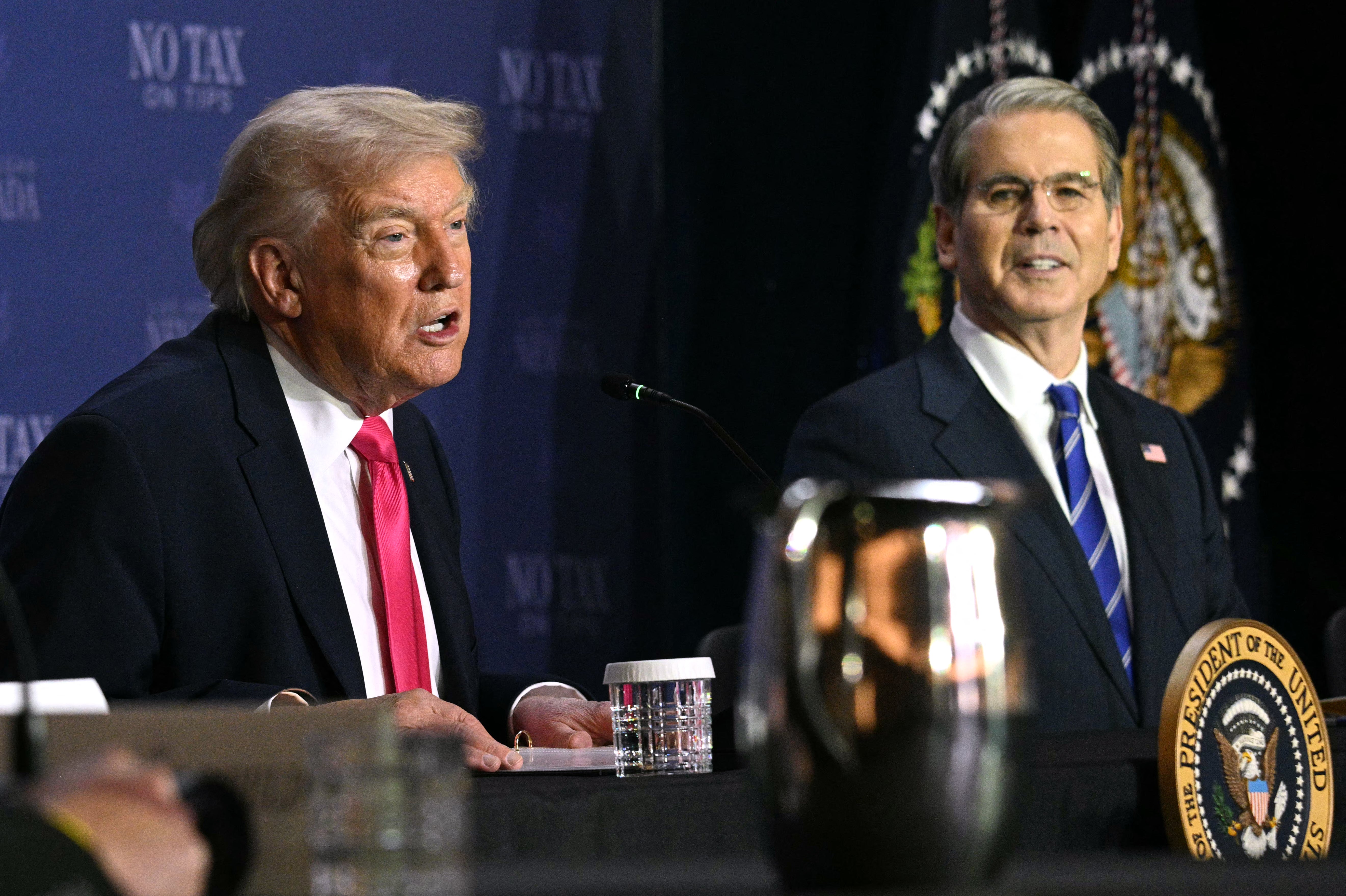 Trump slikan sa svojim odanim ministrom financija Scottom Bessentom u travnju