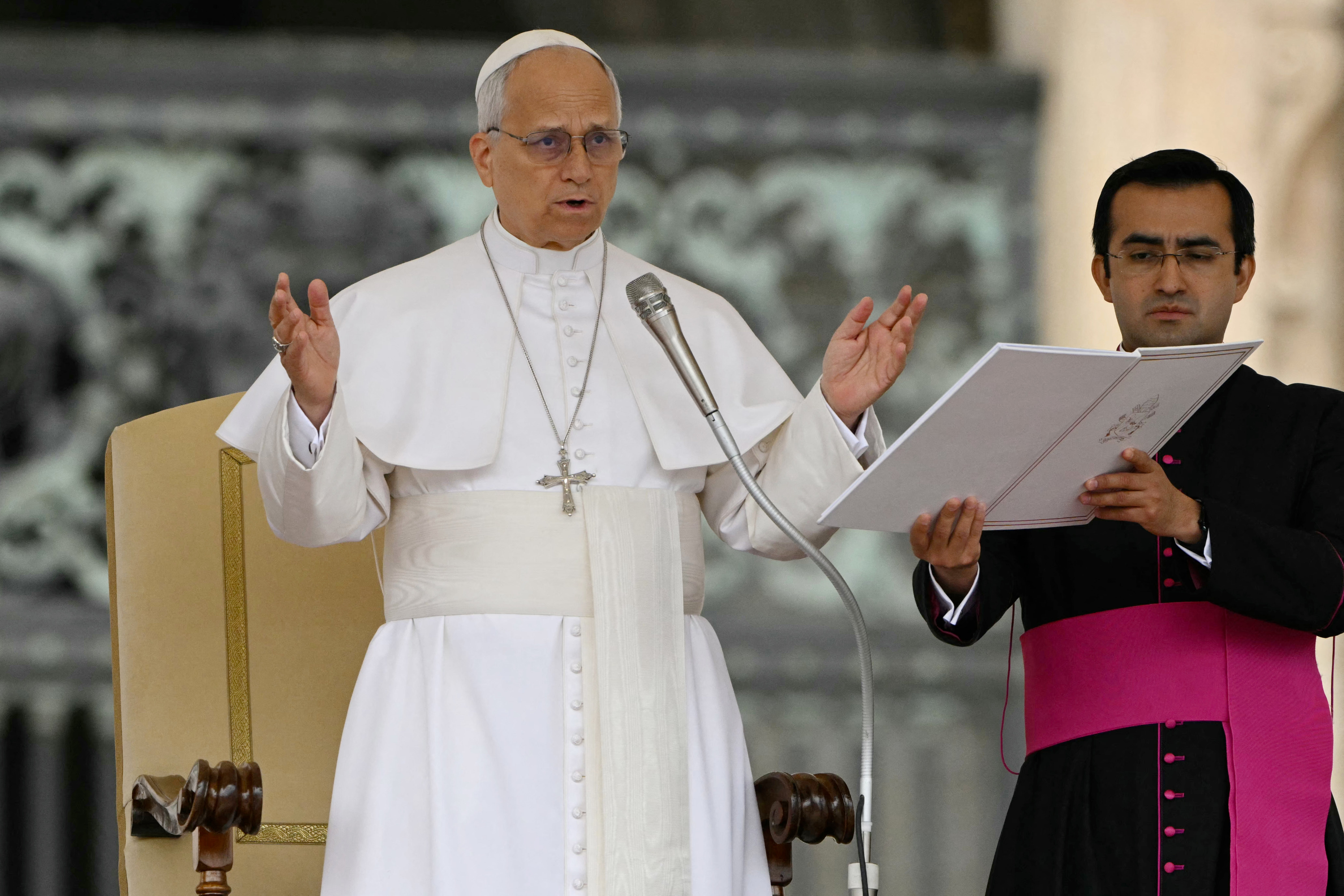 Papa Leo XIV obraća se mnoštvu tijekom tjedne opće audijencije na Trgu svetog Petra u Vatikanu, u srijedu 6. svibnja