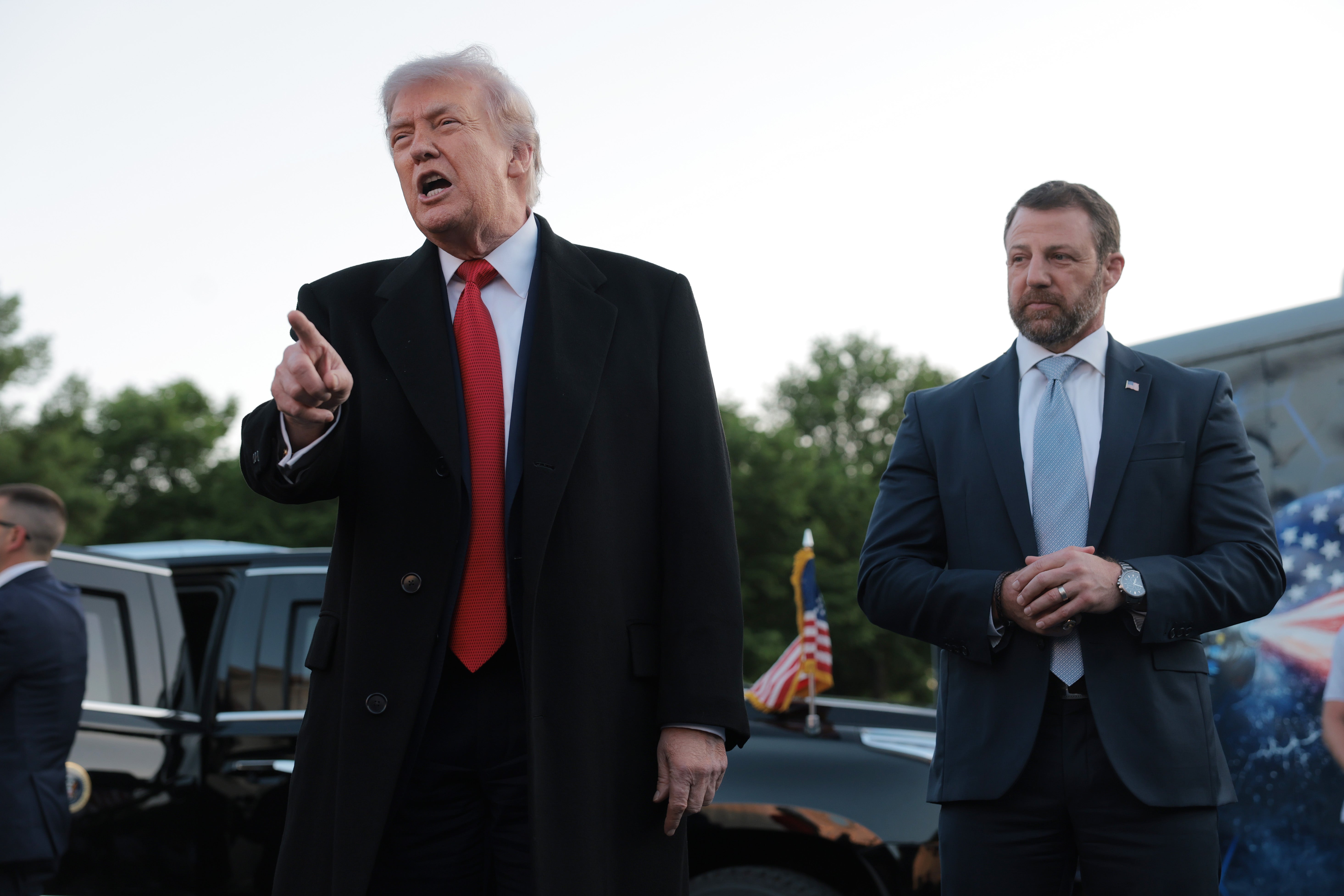 Predsjednik Donald Trump, uz pratnju Ministarstva domovinske sigurnosti Markwaynea Mullina, odustao je u četvrtak od novosti o svojoj plesnoj dvorani u Bijeloj kući