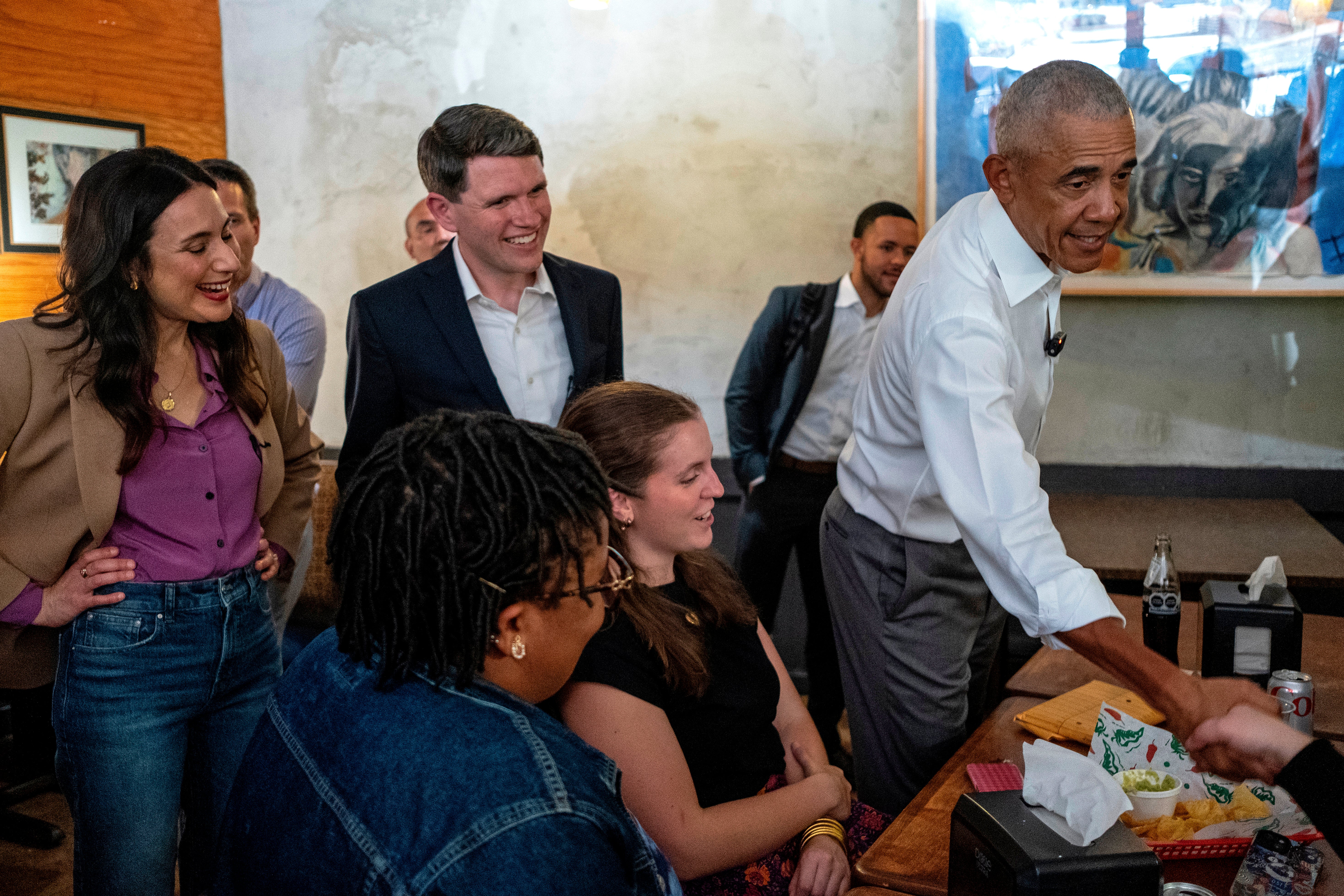 Teksaška kandidatkinja za guvernerku Gina Hinojosa (D-TX), teksaški kandidat za Senat James Talarico (D-TX) i bivši predsjednik Barack Obama susreću se s posjetiteljima u restoranu Taco Joint tijekom kampanje 12. svibnja u Austinu, Texas.