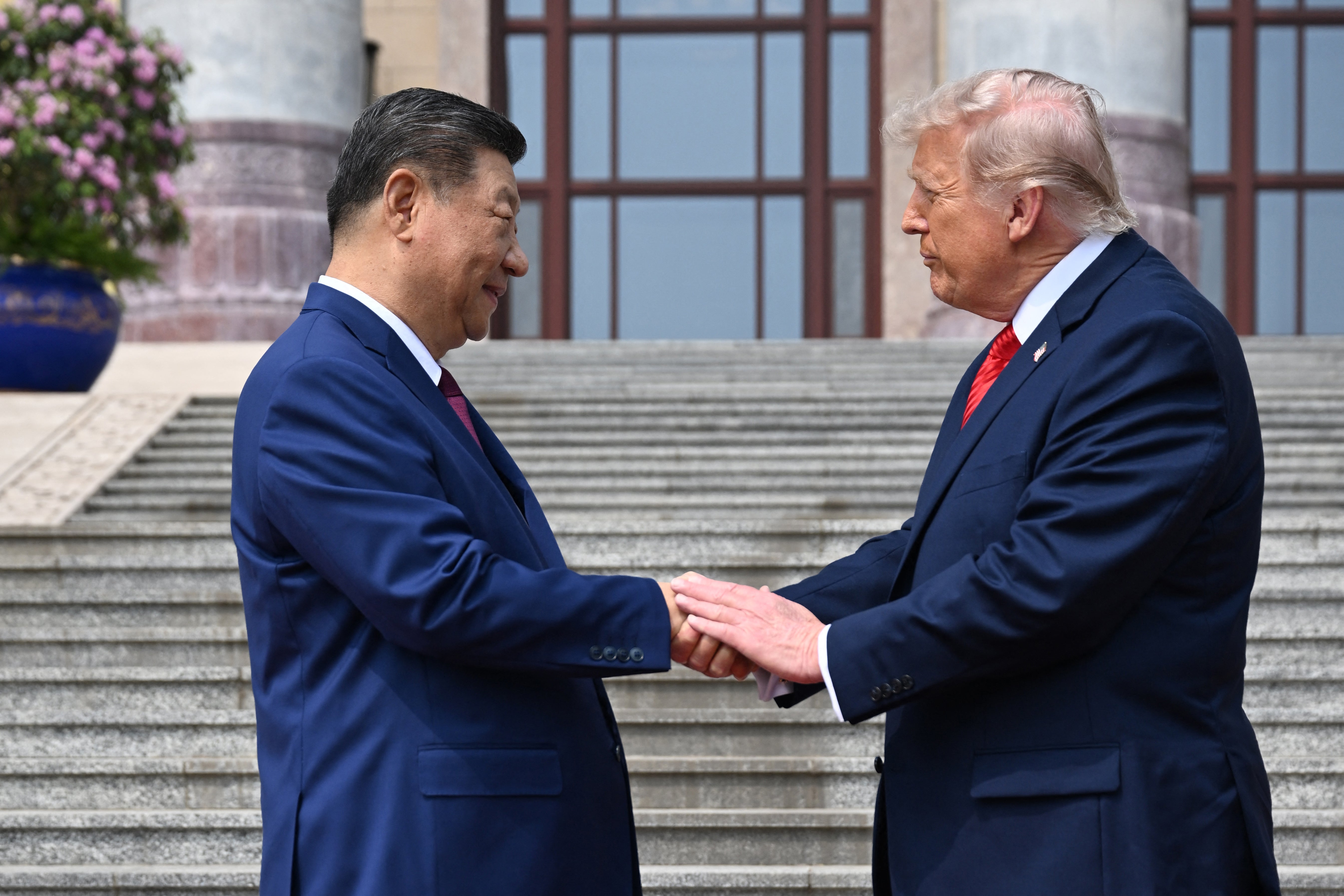 Američki predsjednik Donald Trump (desno) rukuje se s kineskim predsjednikom Xi Jinpingom u Velikoj dvorani naroda u Pekingu