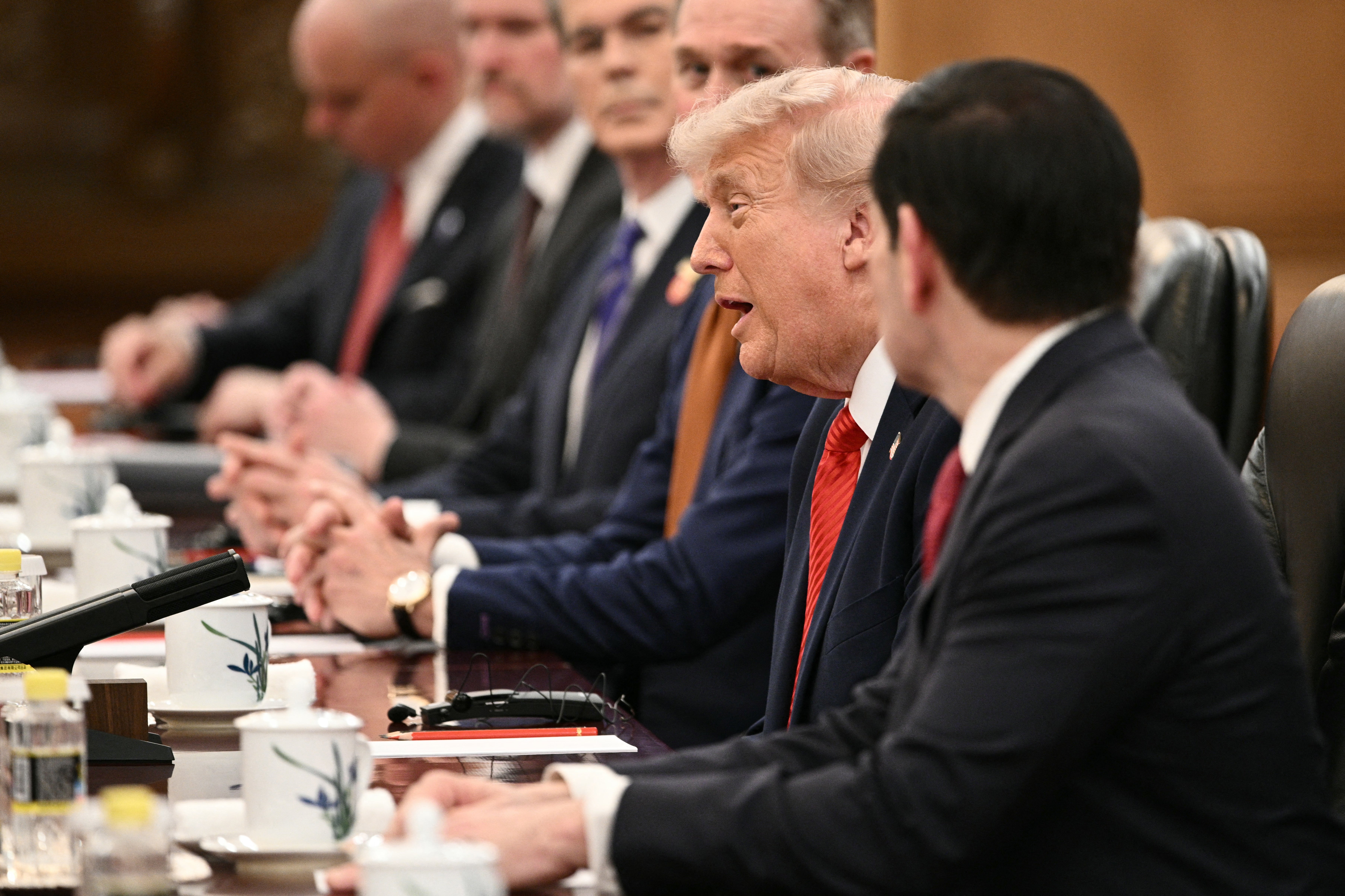 Američki predsjednik Donald Trump (C) govori pored državnog tajnika Marca Rubia (R) tijekom sastanka s kineskim predsjednikom Xi Jinpingom u Velikoj dvorani naroda u Pekingu