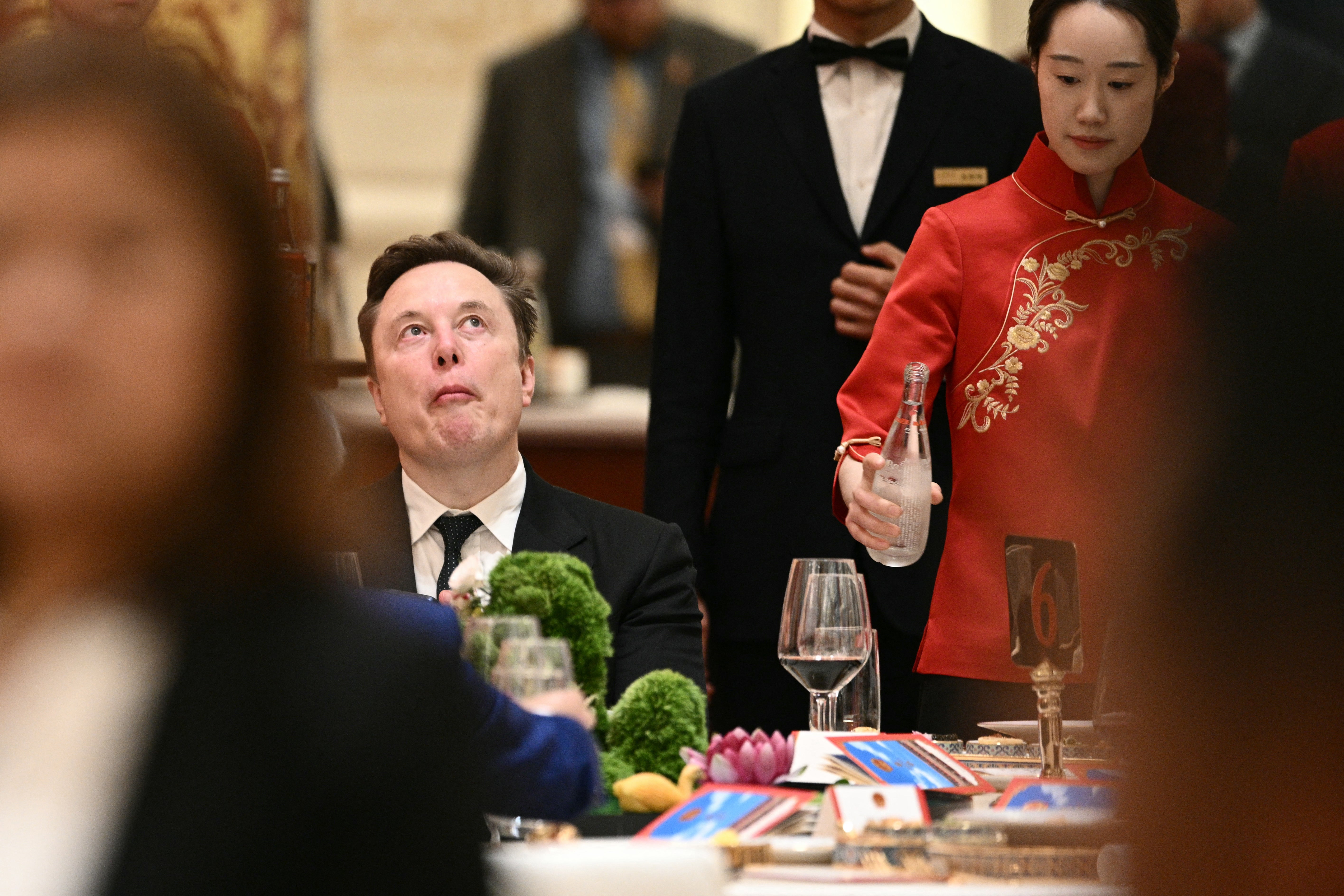Elon Musk nije mogao odoljeti da se ne ušuška prije nego što je banket počeo