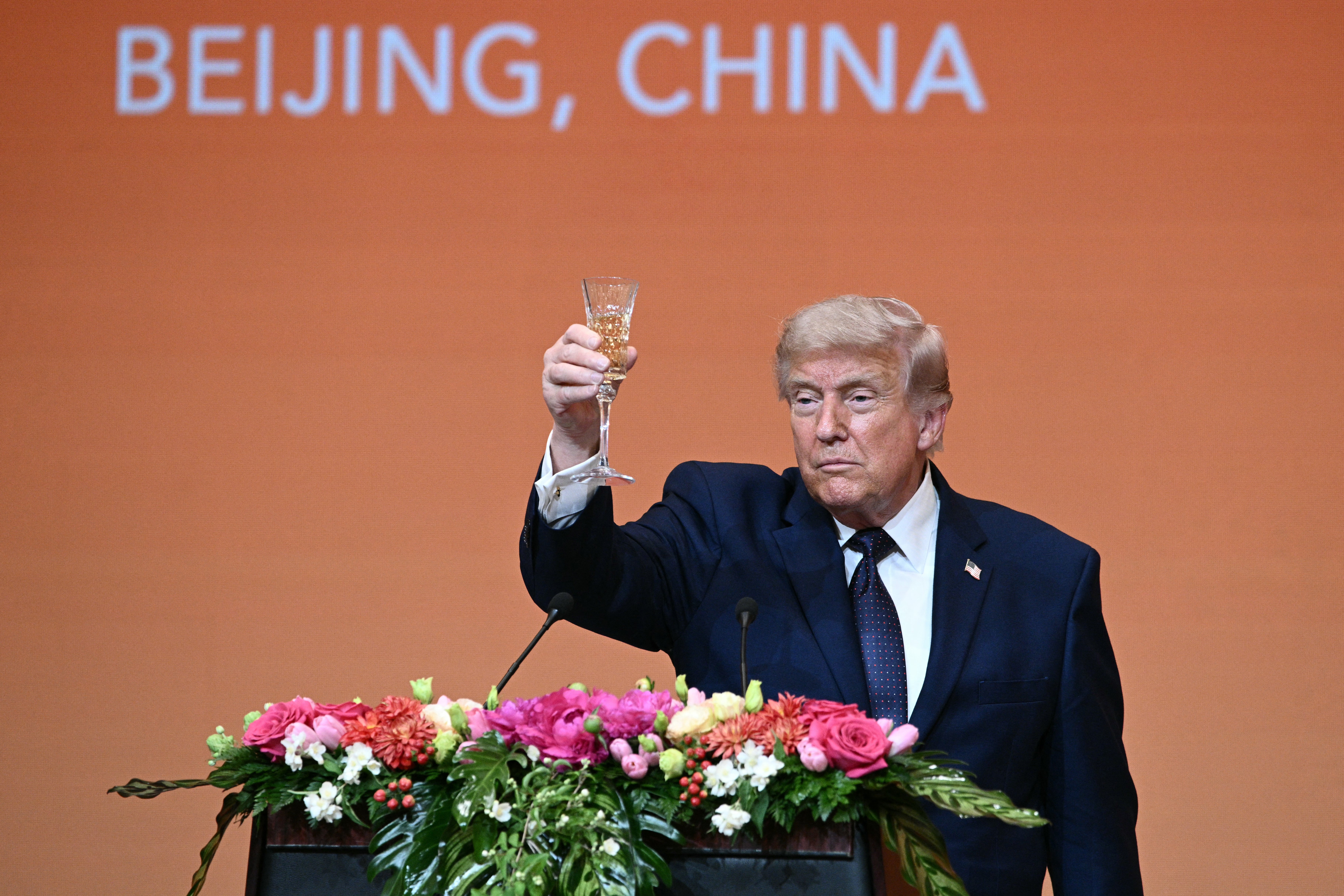 Donald Trump podiže čašu tijekom govora prije banketa u Pekingu
