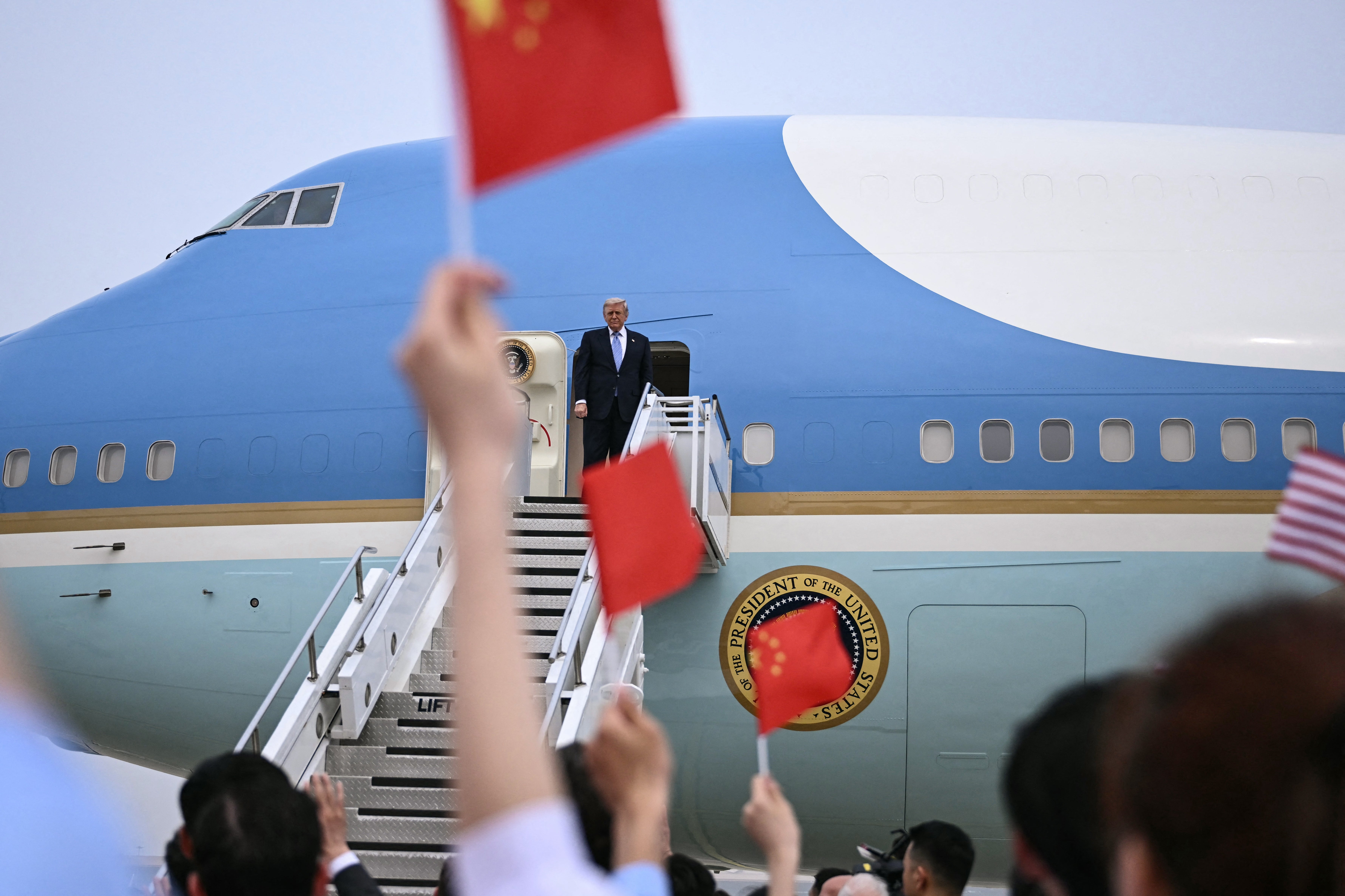Donald Trump se ukrcava na Air Force One u zračnoj luci Beijing Capital