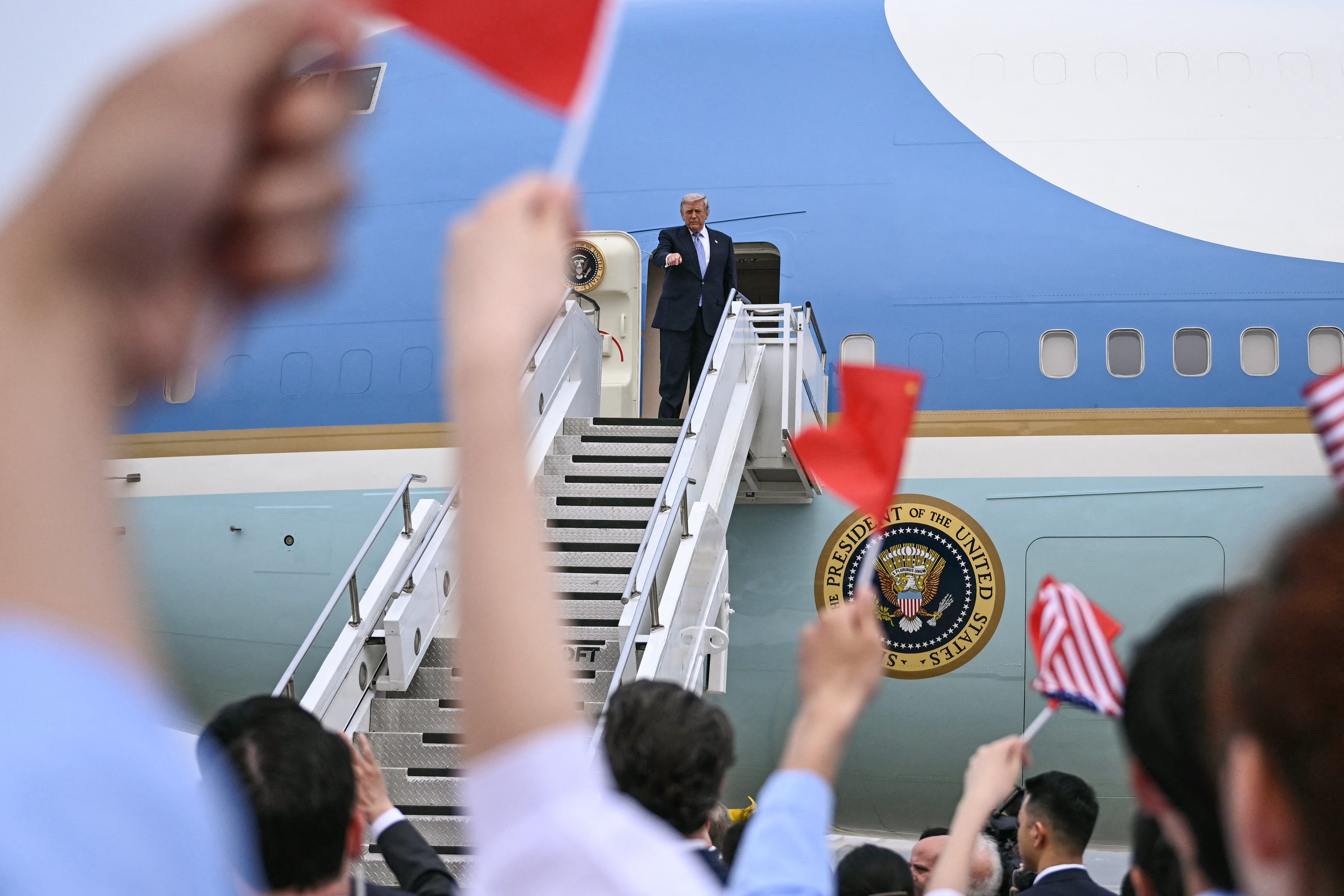 Donald Trump ukrcao se u Air Force One prije svog odlaska iz zračne luke Beijing Capital u Pekingu 15. svibnja
