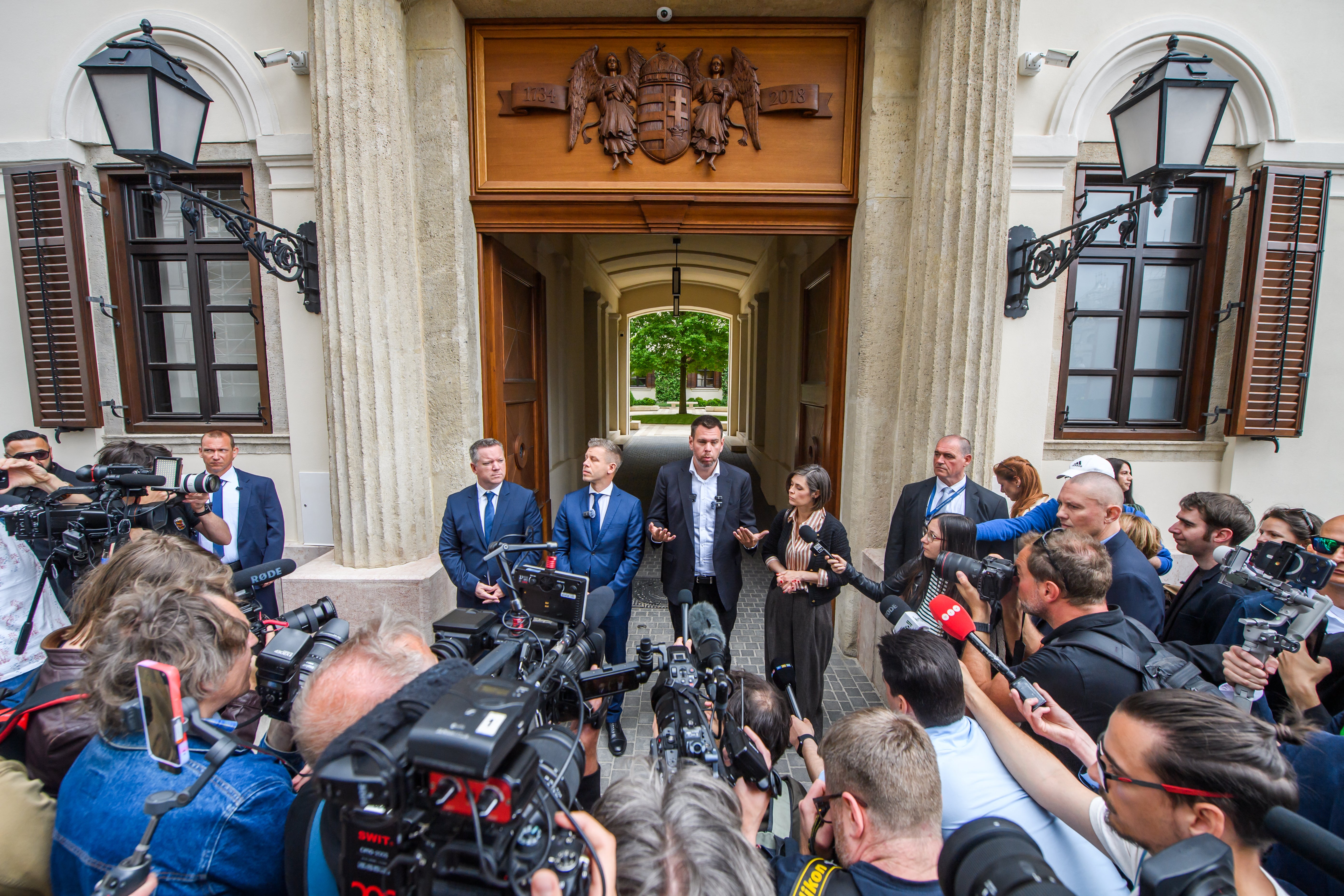 Magyar, 45-godišnji odvjetnik koji je osnovao Tiszu 2024. godine nakon što je godinama bio insajder unutar Orbánove stranke, obećao je iskorijeniti službenu korupciju, za koju tvrdi da je Mađare lišila ekonomske prilike
